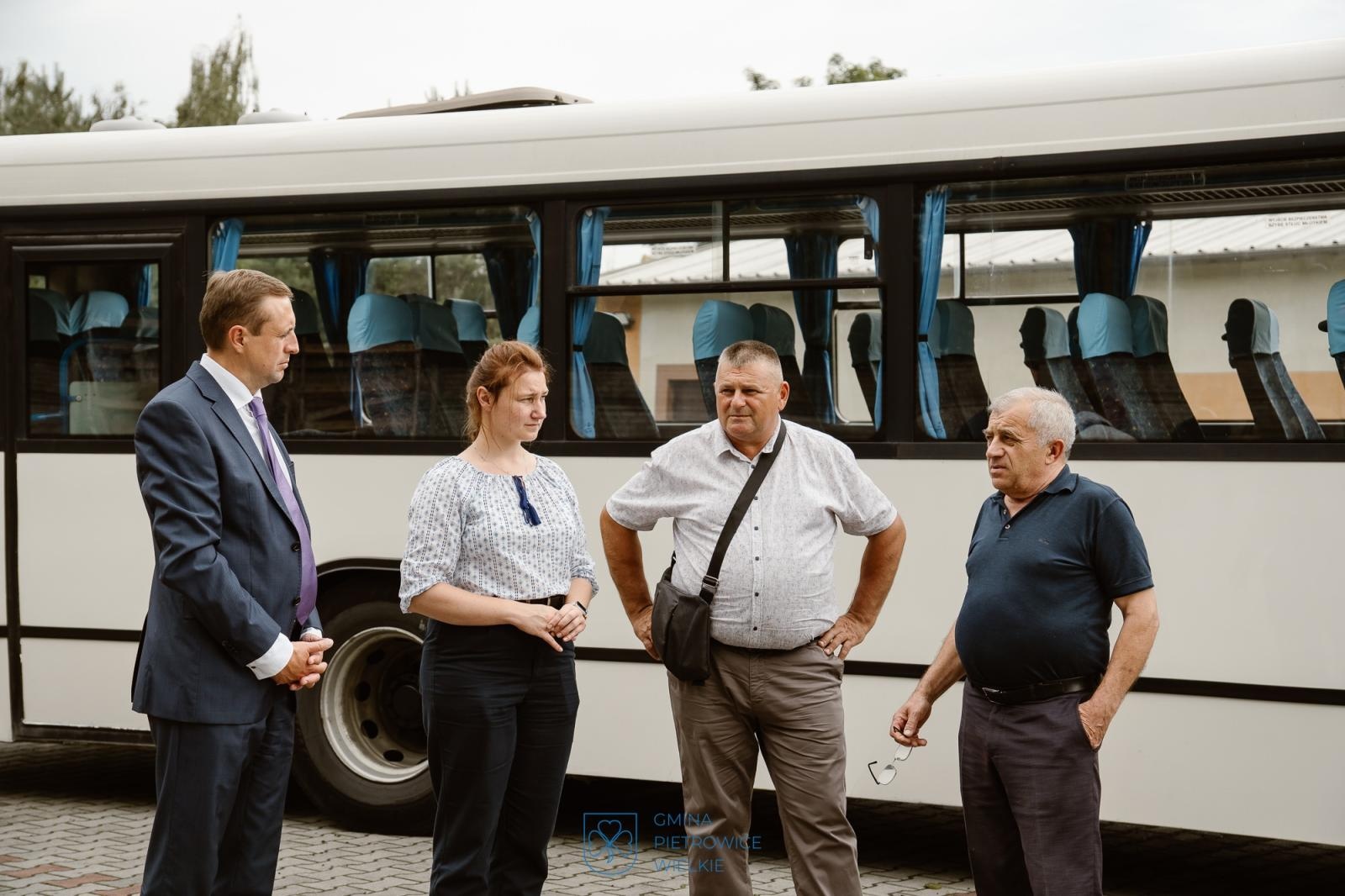 Zdjęcie w galerii na portalu naszraciborz.pl: Z Pietrowic Wielkich do Kozłowa. Polski autobus w służbie ukraińskiej gminy  wiadomości z regionu