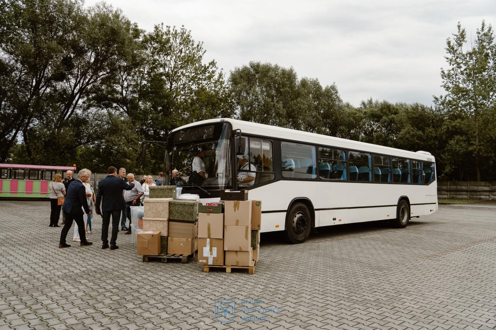 Zdjęcie w galerii na portalu naszraciborz.pl: Z Pietrowic Wielkich do Kozłowa. Polski autobus w służbie ukraińskiej gminy  wiadomości z regionu