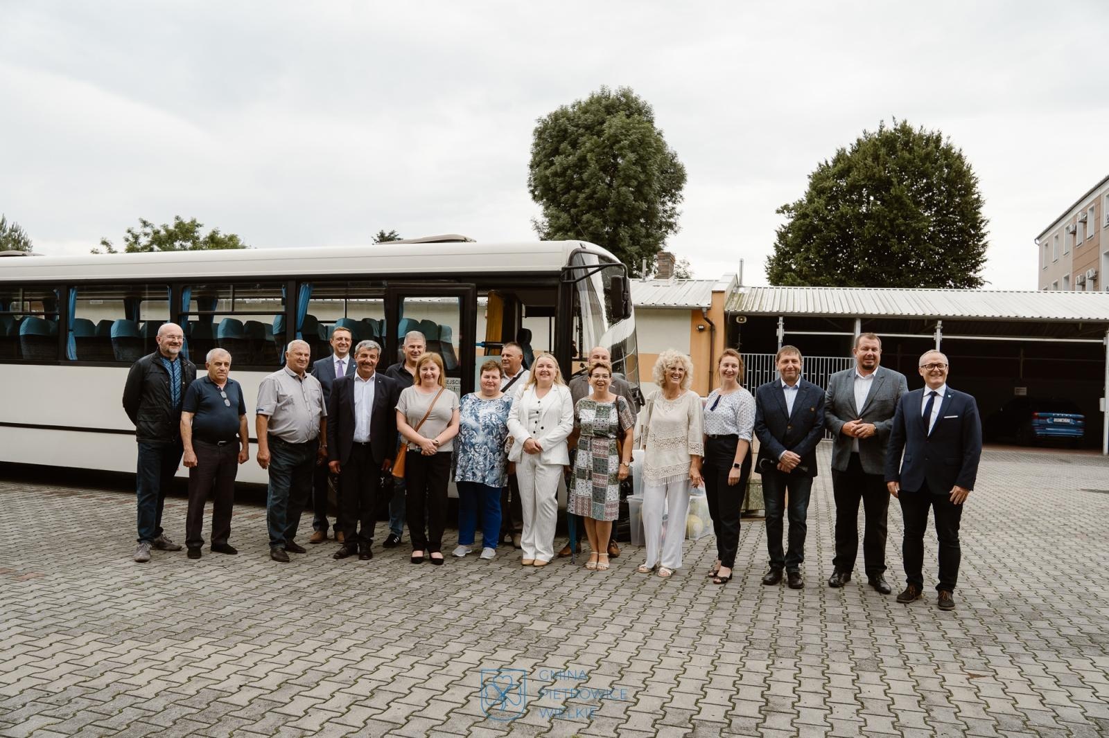 Zdjęcie w galerii na portalu naszraciborz.pl: Z Pietrowic Wielkich do Kozłowa. Polski autobus w służbie ukraińskiej gminy  wiadomości z regionu