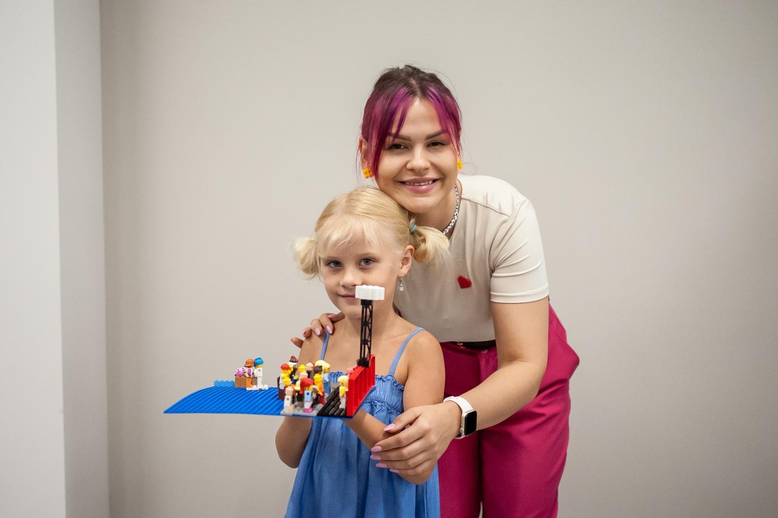 Zdjęcie w galerii na portalu naszraciborz.pl: Ciocia od Klocków na Zamku Piastowskim. Warsztaty LEGO w ramach Wakacji w Powiecie wiadomości z regionu