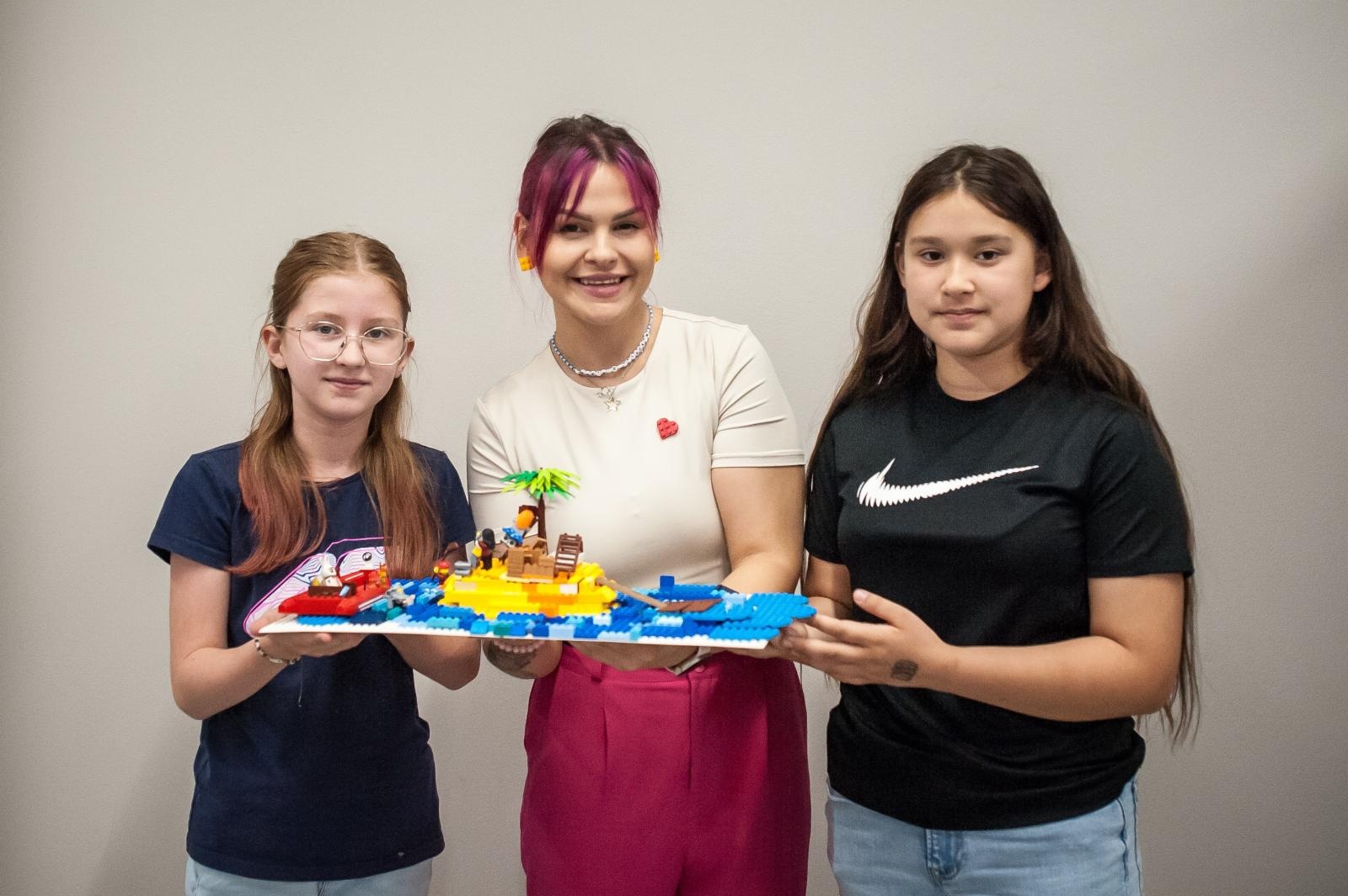 Zdjęcie w galerii na portalu naszraciborz.pl: Ciocia od Klocków na Zamku Piastowskim. Warsztaty LEGO w ramach Wakacji w Powiecie wiadomości z regionu