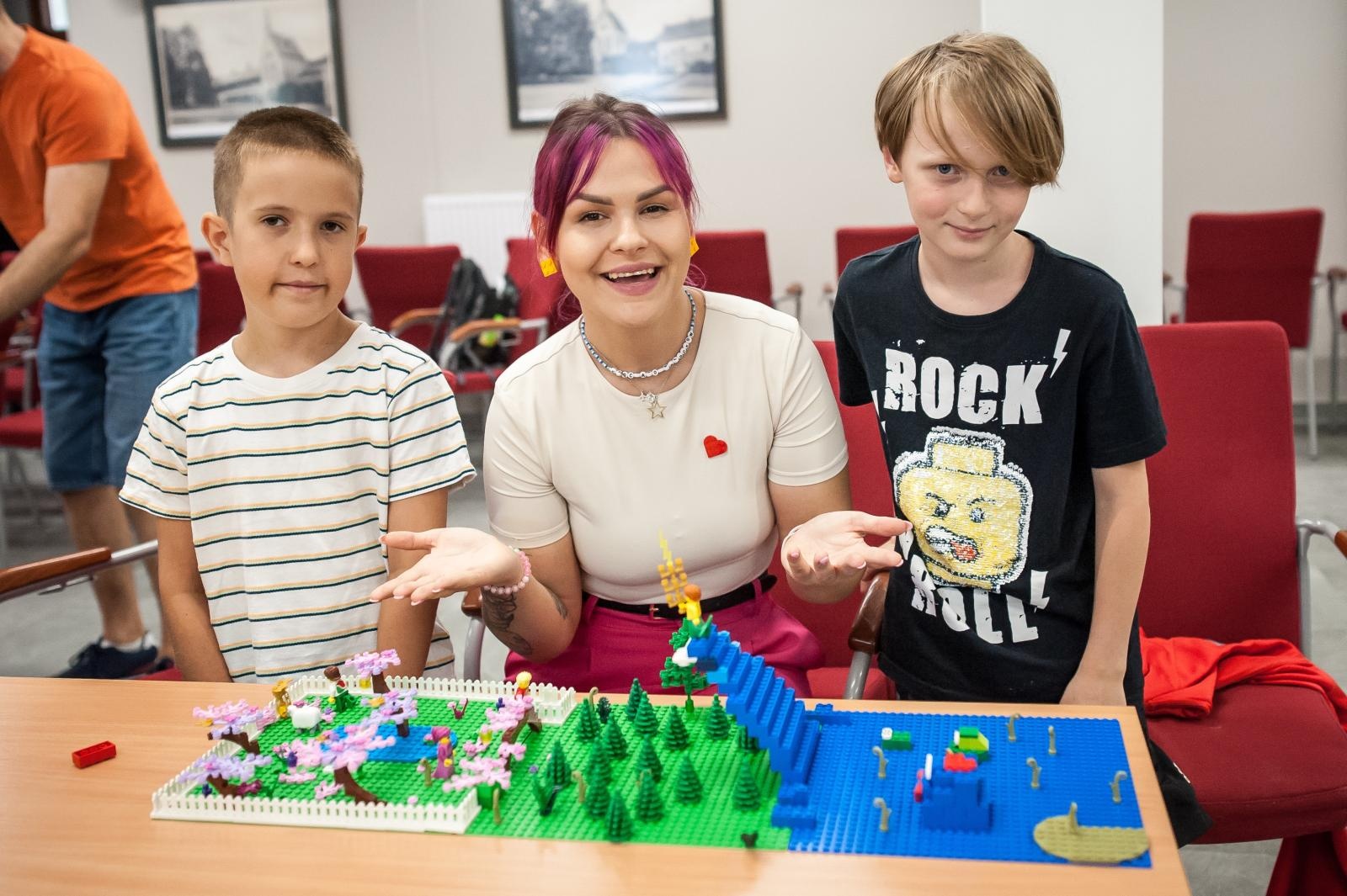 Zdjęcie w galerii na portalu naszraciborz.pl: Ciocia od Klocków na Zamku Piastowskim. Warsztaty LEGO w ramach Wakacji w Powiecie wiadomości z regionu