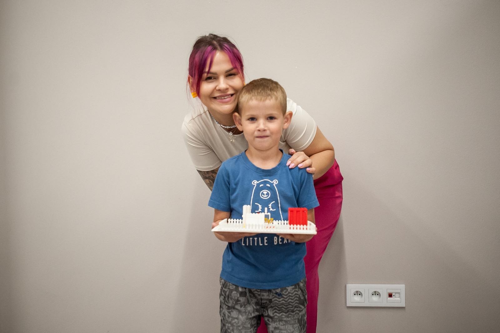 Zdjęcie w galerii na portalu naszraciborz.pl: Ciocia od Klocków na Zamku Piastowskim. Warsztaty LEGO w ramach Wakacji w Powiecie wiadomości z regionu