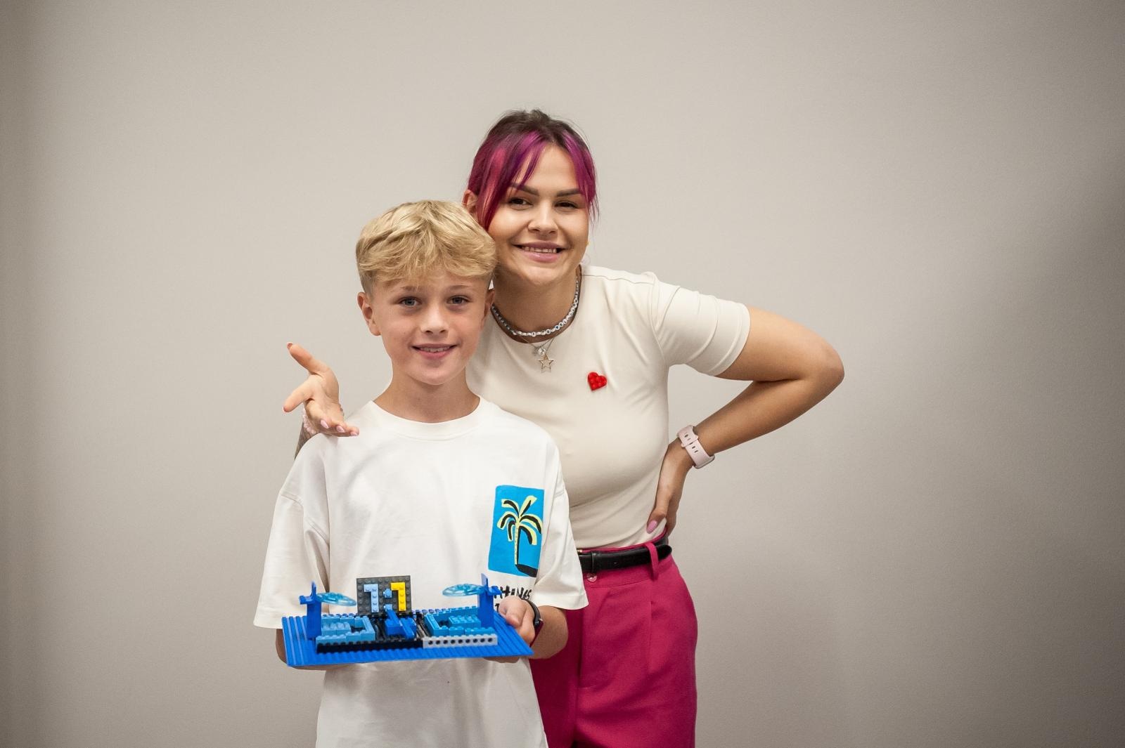 Zdjęcie w galerii na portalu naszraciborz.pl: Ciocia od Klocków na Zamku Piastowskim. Warsztaty LEGO w ramach Wakacji w Powiecie wiadomości z regionu