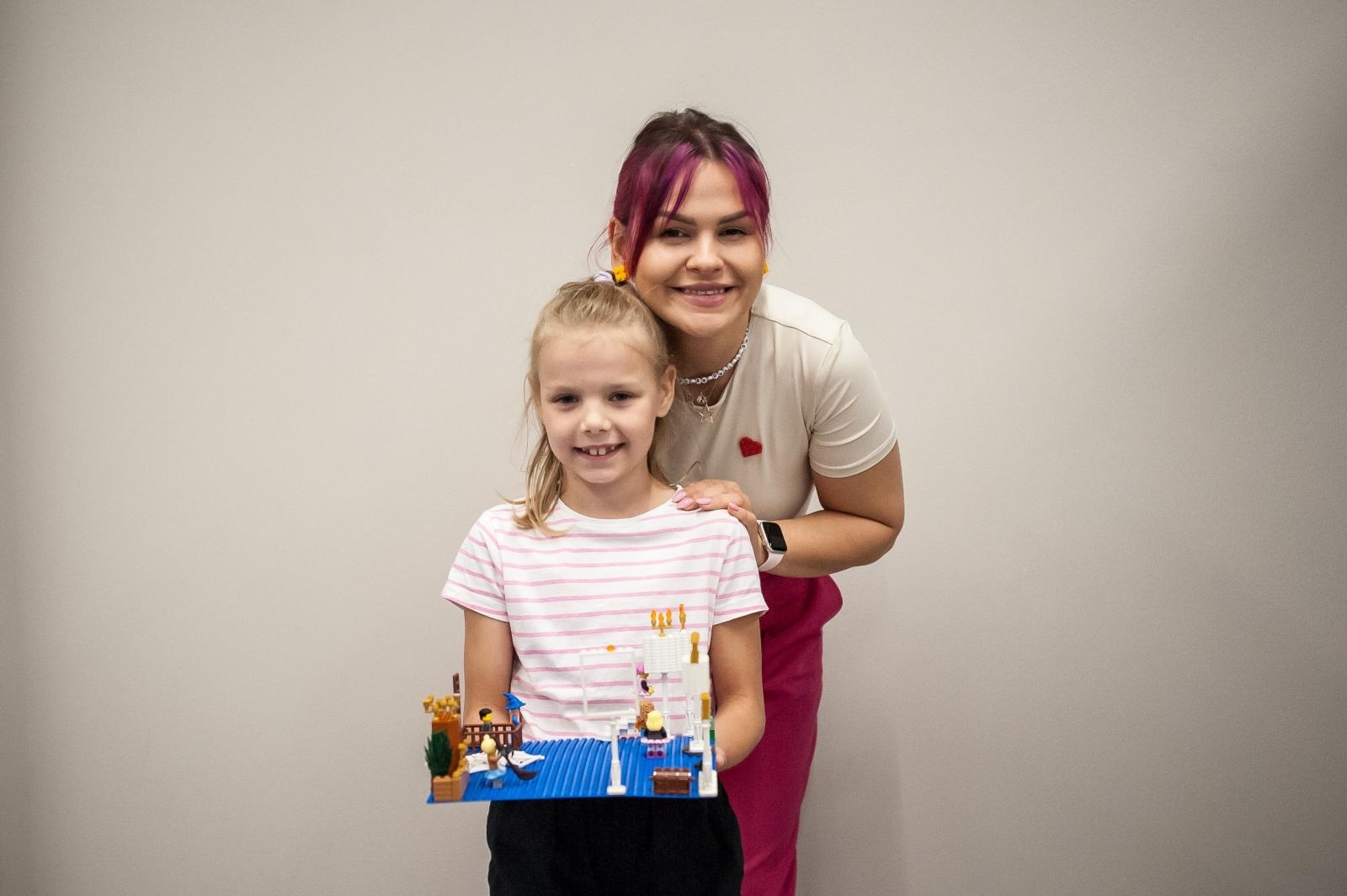 Zdjęcie w galerii na portalu naszraciborz.pl: Ciocia od Klocków na Zamku Piastowskim. Warsztaty LEGO w ramach Wakacji w Powiecie wiadomości z regionu