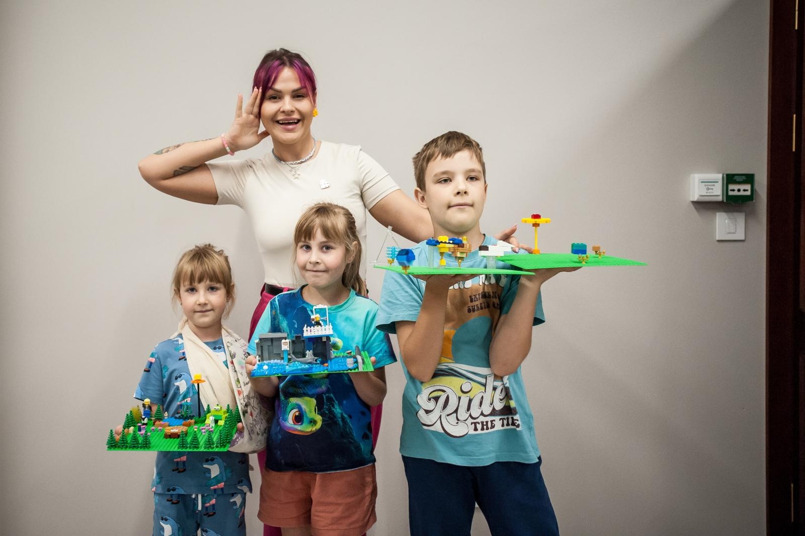 Zdjęcie w galerii na portalu naszraciborz.pl: Ciocia od Klocków na Zamku Piastowskim. Warsztaty LEGO w ramach Wakacji w Powiecie wiadomości z regionu