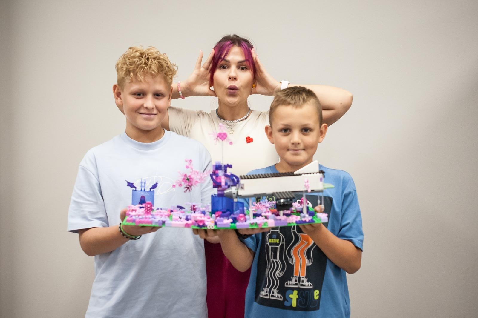 Zdjęcie w galerii na portalu naszraciborz.pl: Ciocia od Klocków na Zamku Piastowskim. Warsztaty LEGO w ramach Wakacji w Powiecie wiadomości z regionu