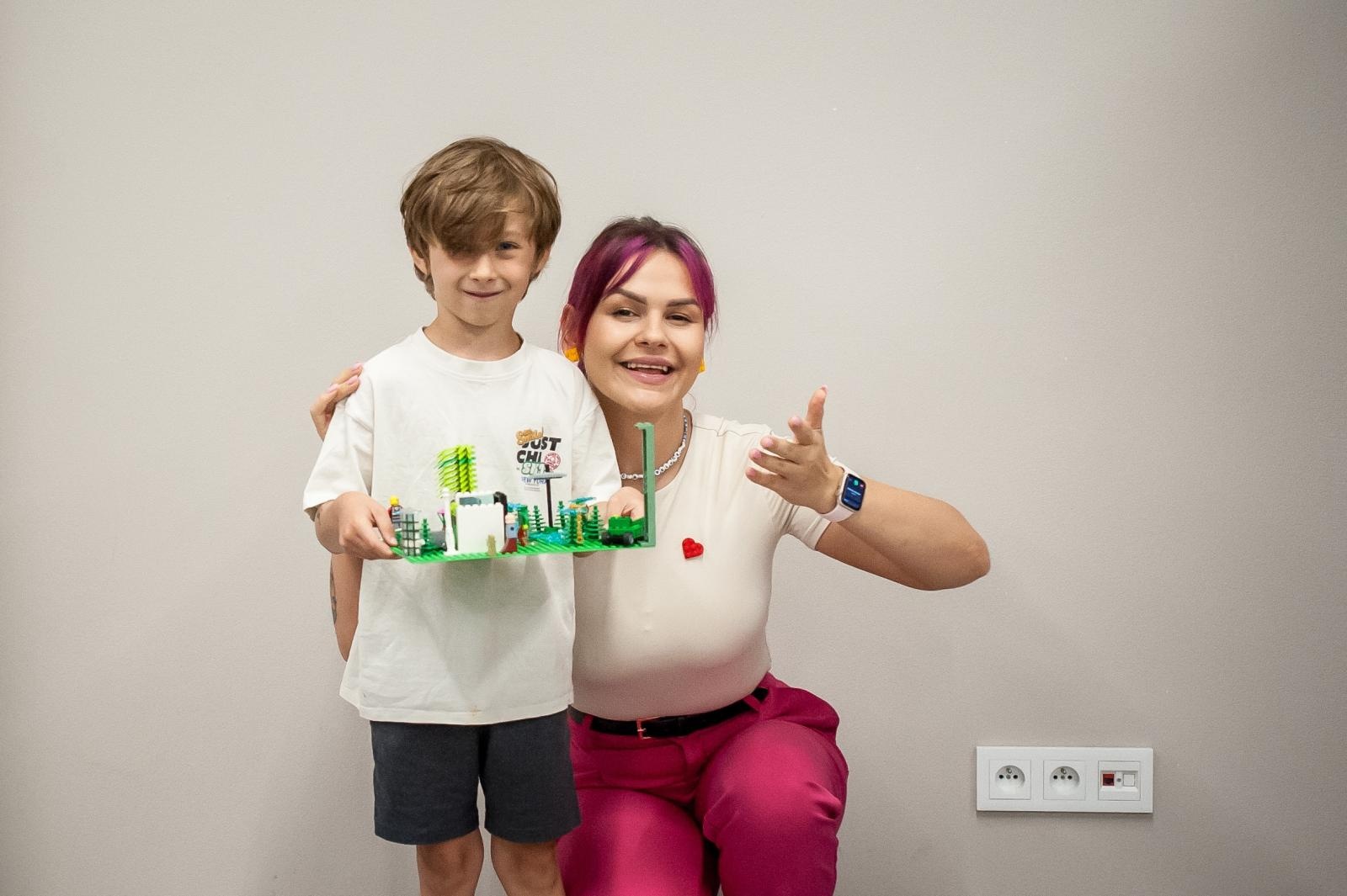 Zdjęcie w galerii na portalu naszraciborz.pl: Ciocia od Klocków na Zamku Piastowskim. Warsztaty LEGO w ramach Wakacji w Powiecie wiadomości z regionu