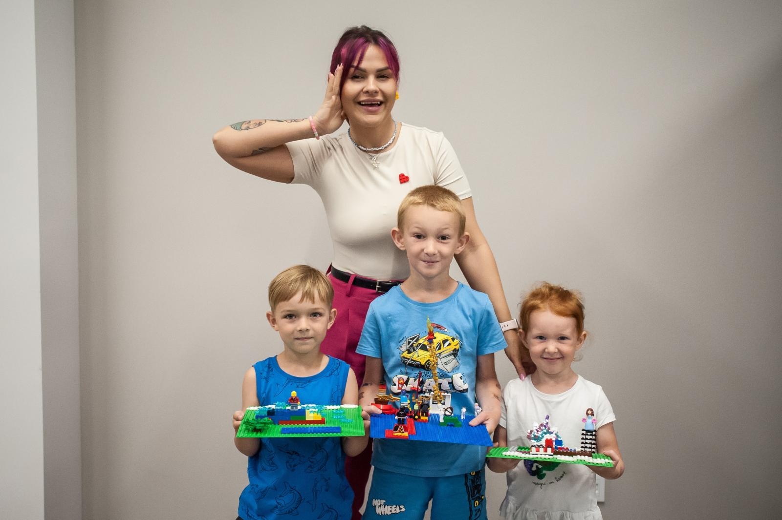 Zdjęcie w galerii na portalu naszraciborz.pl: Ciocia od Klocków na Zamku Piastowskim. Warsztaty LEGO w ramach Wakacji w Powiecie wiadomości z regionu