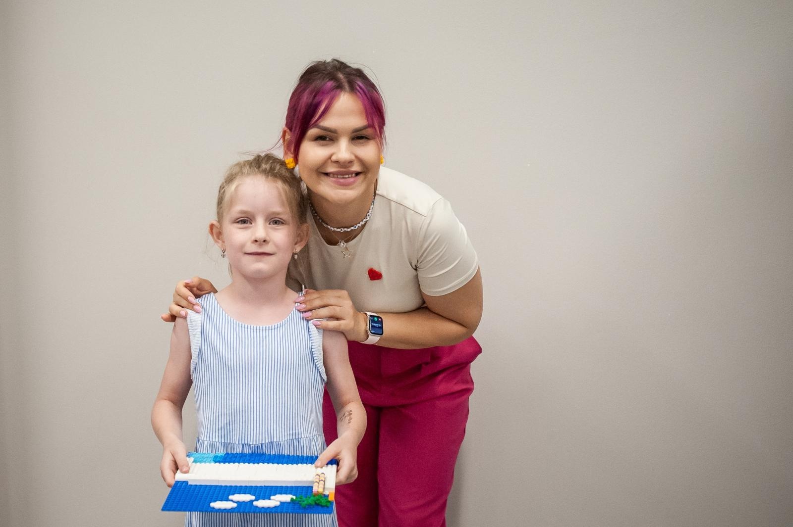 Zdjęcie w galerii na portalu naszraciborz.pl: Ciocia od Klocków na Zamku Piastowskim. Warsztaty LEGO w ramach Wakacji w Powiecie wiadomości z regionu