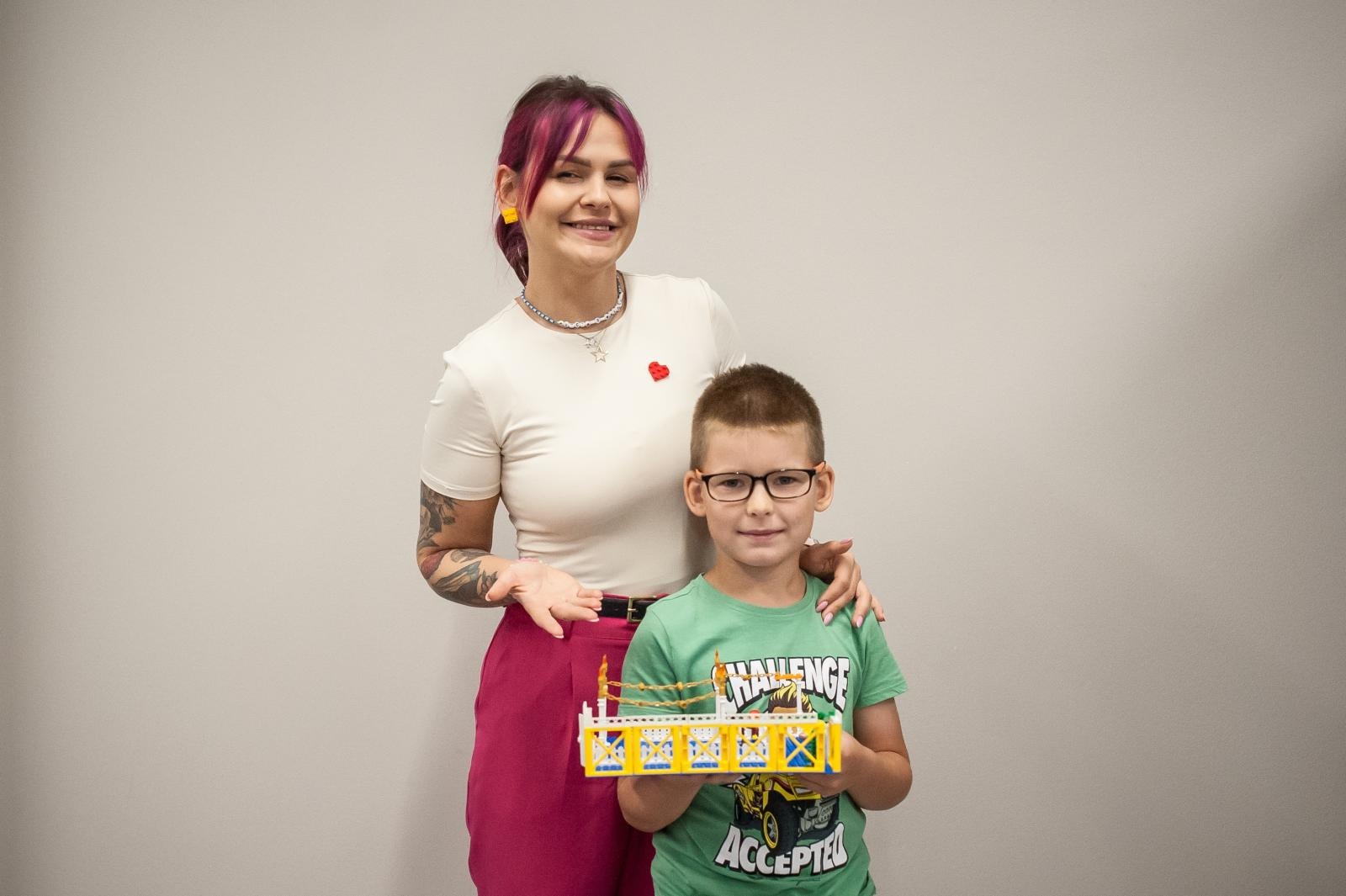 Zdjęcie w galerii na portalu naszraciborz.pl: Ciocia od Klocków na Zamku Piastowskim. Warsztaty LEGO w ramach Wakacji w Powiecie wiadomości z regionu