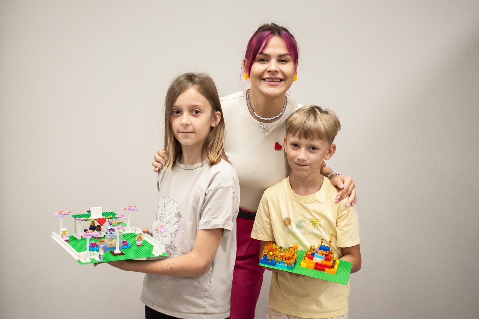 Zdjęcie w galerii na portalu naszraciborz.pl: Ciocia od Klocków na Zamku Piastowskim. Warsztaty LEGO w ramach Wakacji w Powiecie wiadomości z regionu