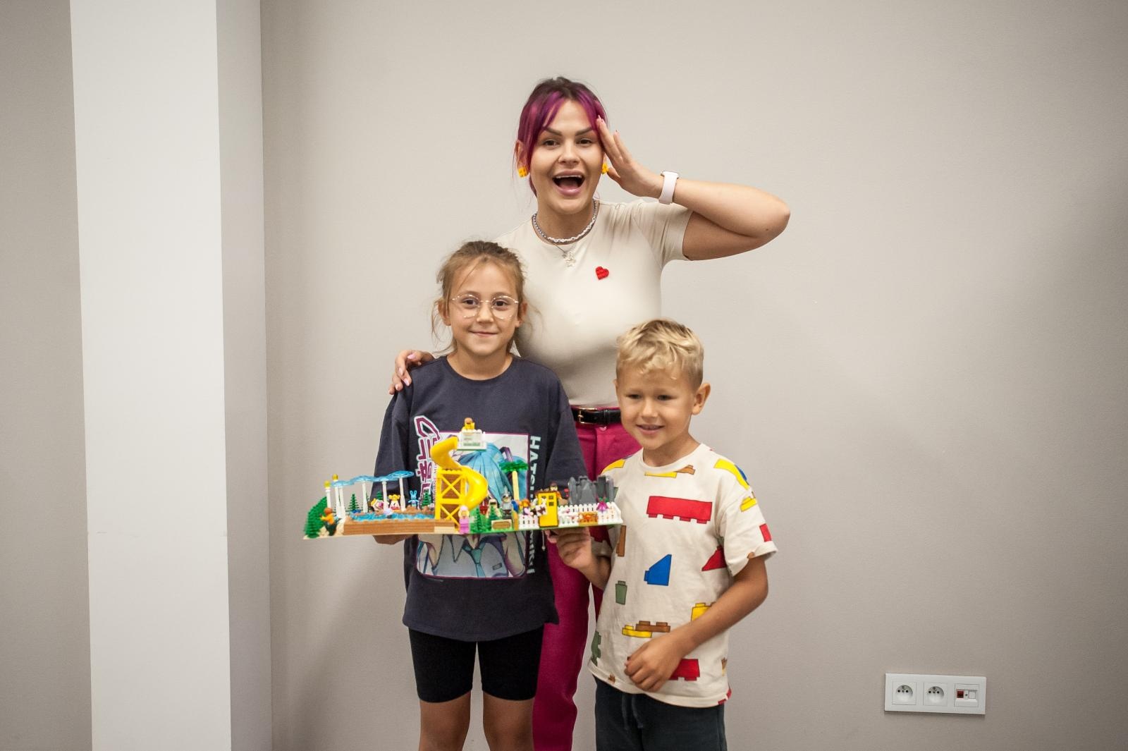 Zdjęcie w galerii na portalu naszraciborz.pl: Ciocia od Klocków na Zamku Piastowskim. Warsztaty LEGO w ramach Wakacji w Powiecie wiadomości z regionu