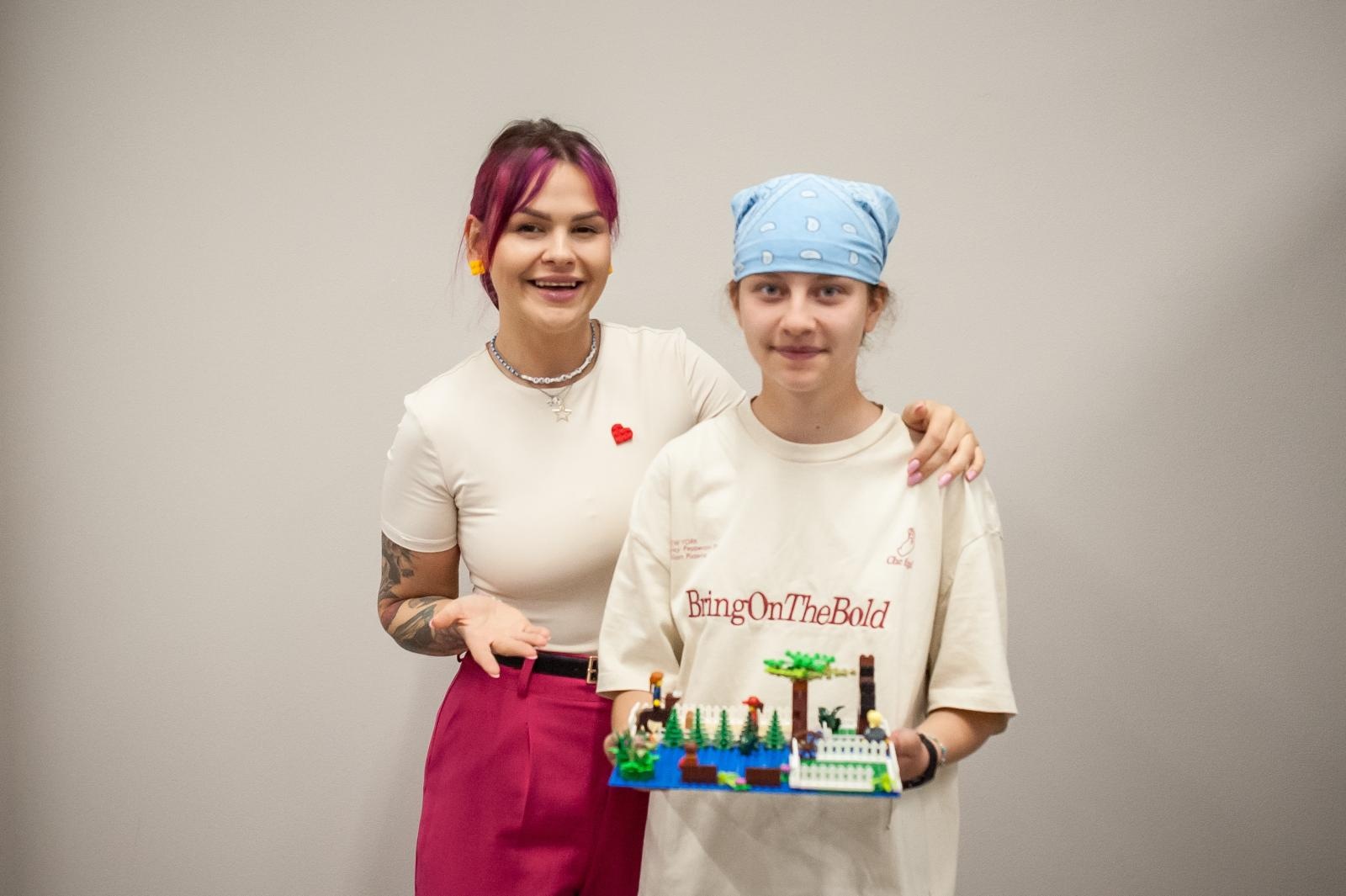 Zdjęcie w galerii na portalu naszraciborz.pl: Ciocia od Klocków na Zamku Piastowskim. Warsztaty LEGO w ramach Wakacji w Powiecie wiadomości z regionu