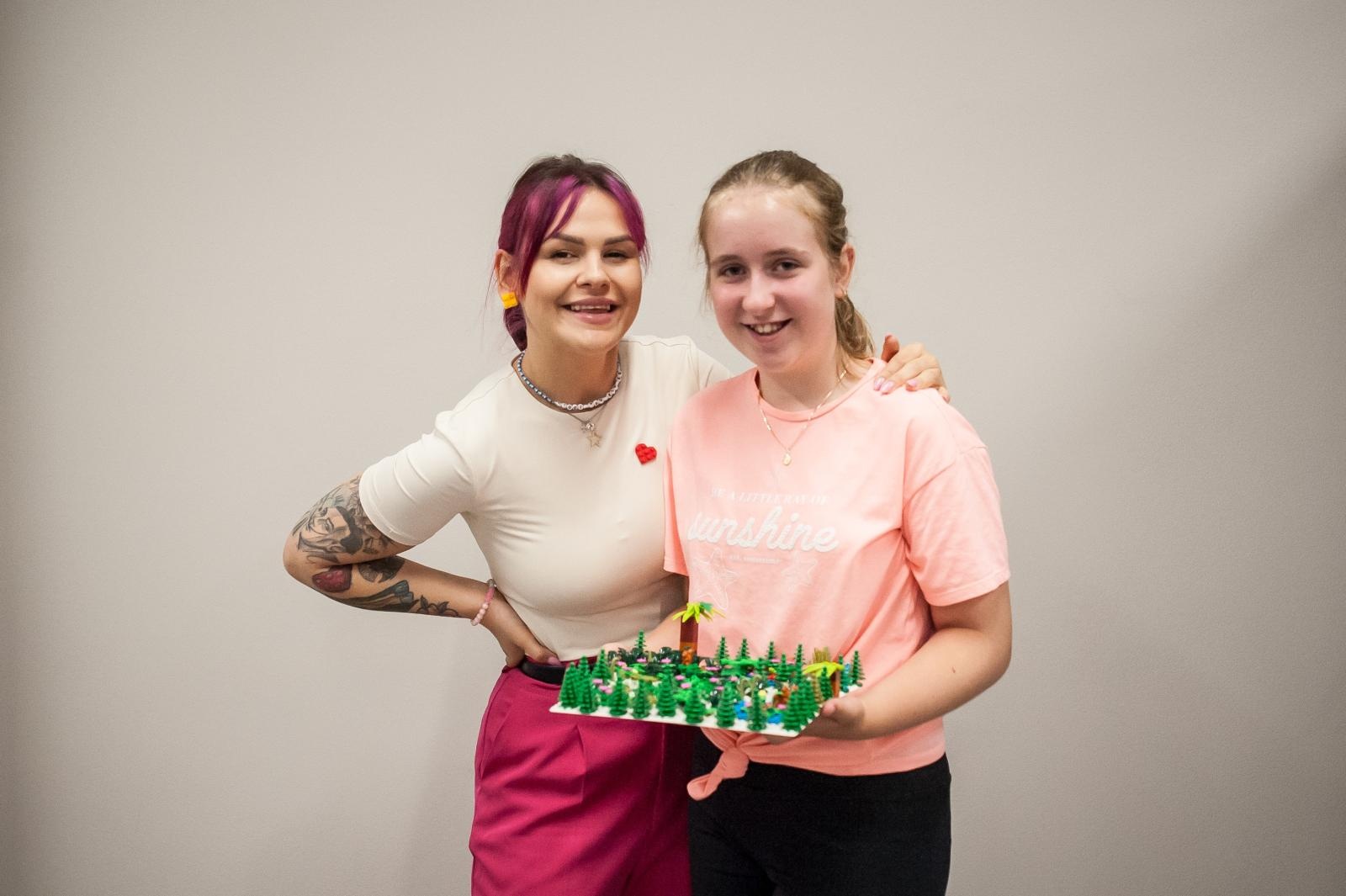 Zdjęcie w galerii na portalu naszraciborz.pl: Ciocia od Klocków na Zamku Piastowskim. Warsztaty LEGO w ramach Wakacji w Powiecie wiadomości z regionu