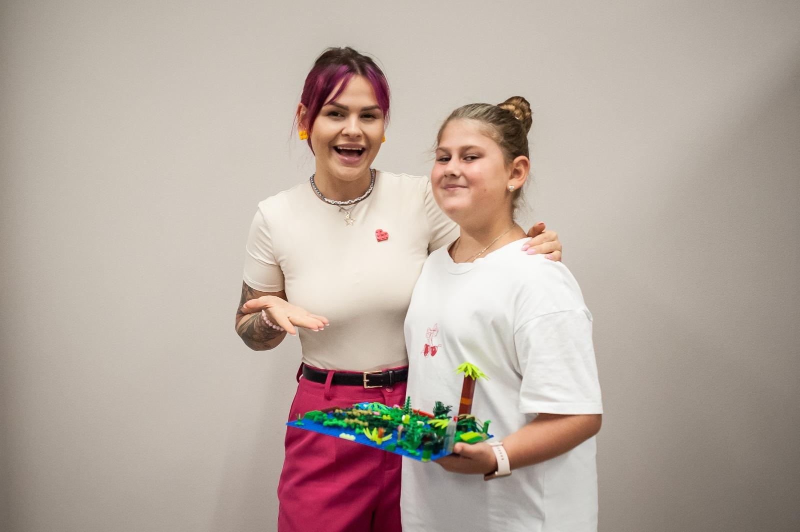 Zdjęcie w galerii na portalu naszraciborz.pl: Ciocia od Klocków na Zamku Piastowskim. Warsztaty LEGO w ramach Wakacji w Powiecie wiadomości z regionu