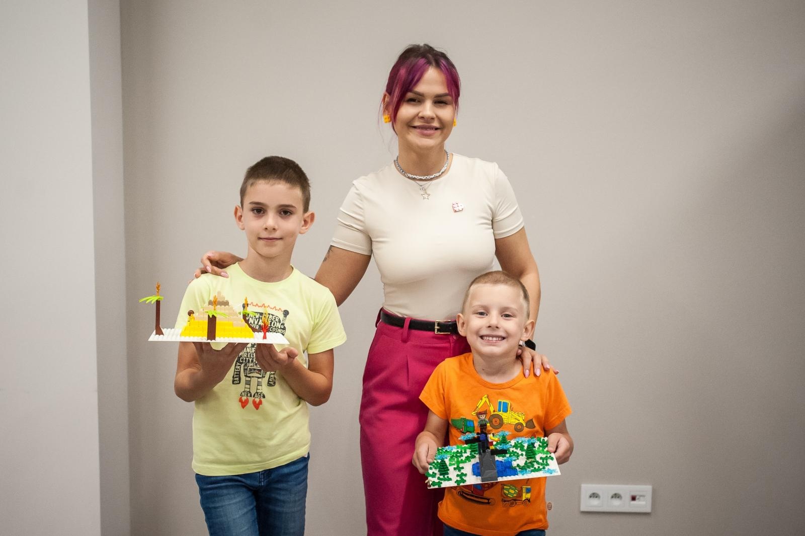 Zdjęcie w galerii na portalu naszraciborz.pl: Ciocia od Klocków na Zamku Piastowskim. Warsztaty LEGO w ramach Wakacji w Powiecie wiadomości z regionu