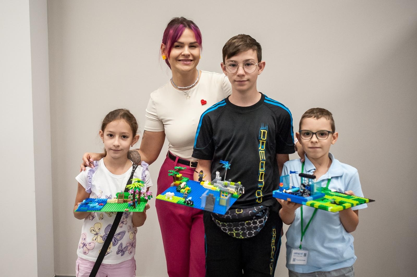 Zdjęcie w galerii na portalu naszraciborz.pl: Ciocia od Klocków na Zamku Piastowskim. Warsztaty LEGO w ramach Wakacji w Powiecie wiadomości z regionu