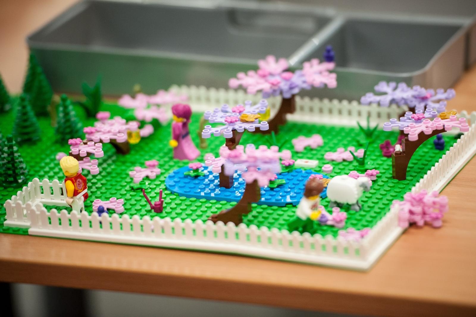 Zdjęcie w galerii na portalu naszraciborz.pl: Ciocia od Klocków na Zamku Piastowskim. Warsztaty LEGO w ramach Wakacji w Powiecie wiadomości z regionu