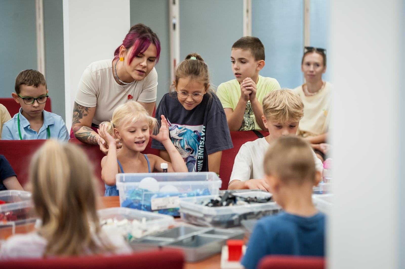 Zdjęcie w galerii na portalu naszraciborz.pl: Ciocia od Klocków na Zamku Piastowskim. Warsztaty LEGO w ramach Wakacji w Powiecie wiadomości z regionu