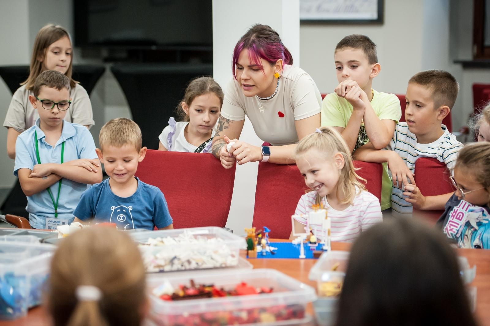 Zdjęcie w galerii na portalu naszraciborz.pl: Ciocia od Klocków na Zamku Piastowskim. Warsztaty LEGO w ramach Wakacji w Powiecie wiadomości z regionu