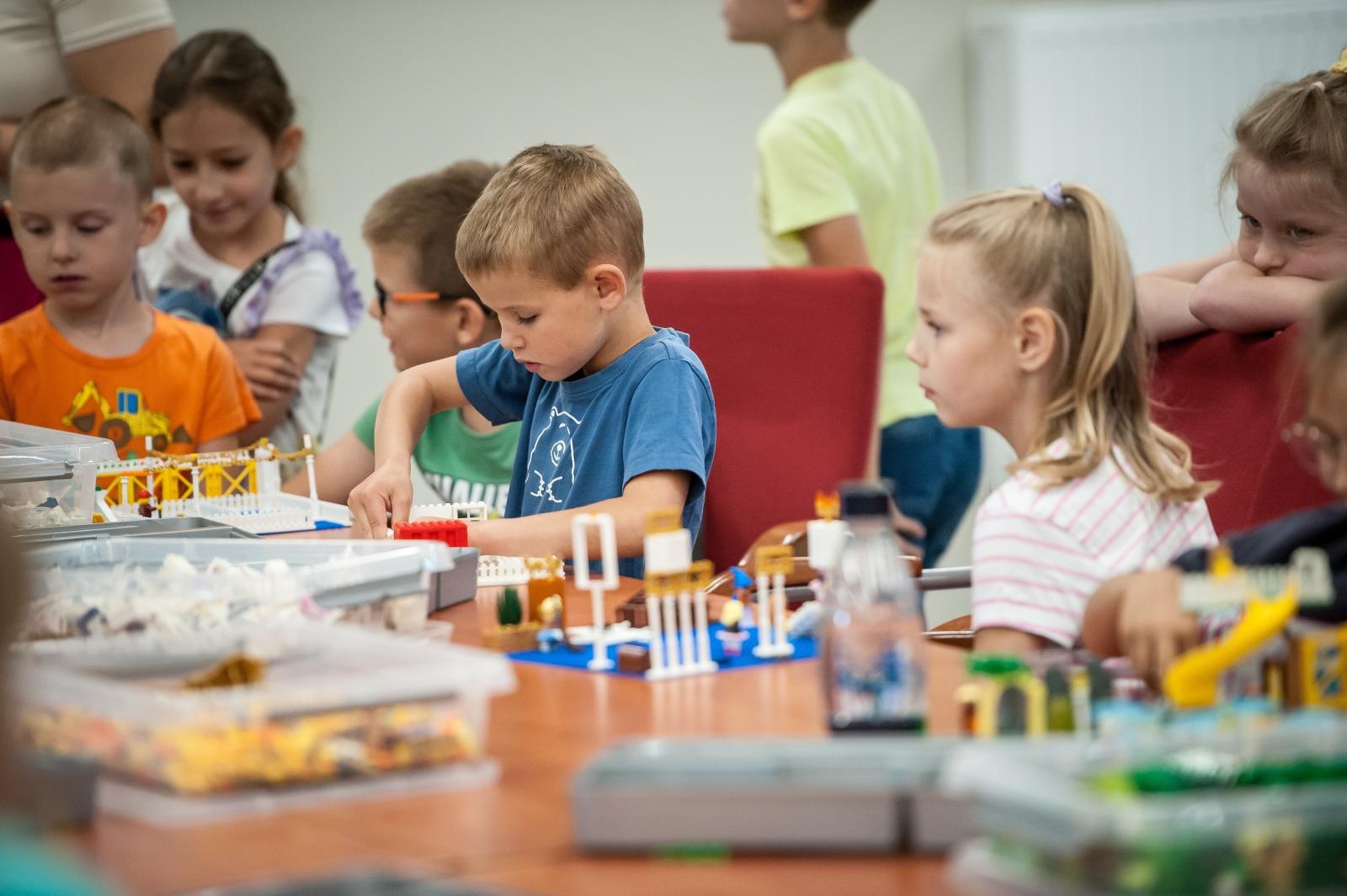 Zdjęcie w galerii na portalu naszraciborz.pl: Ciocia od Klocków na Zamku Piastowskim. Warsztaty LEGO w ramach Wakacji w Powiecie wiadomości z regionu