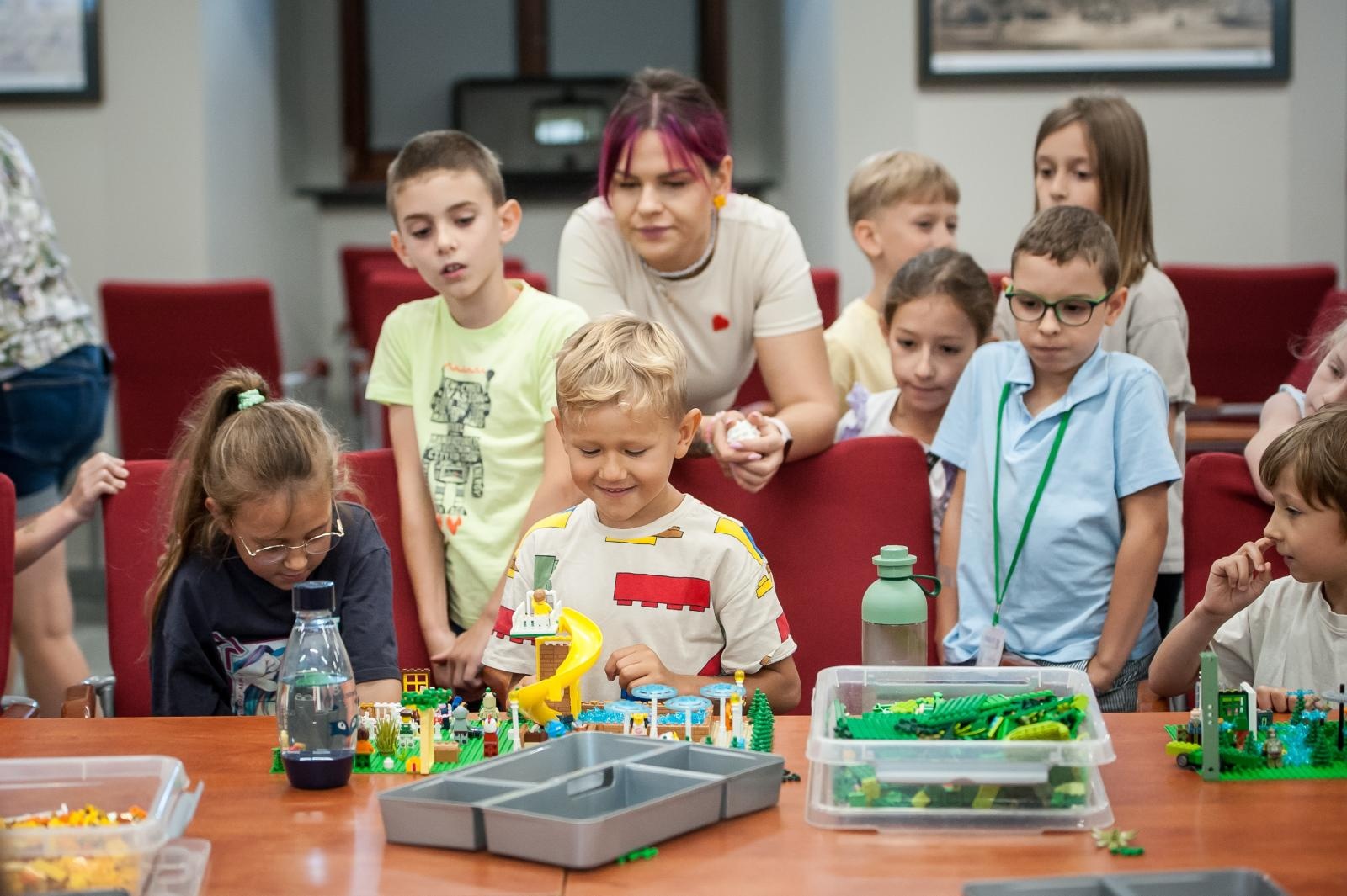 Zdjęcie w galerii na portalu naszraciborz.pl: Ciocia od Klocków na Zamku Piastowskim. Warsztaty LEGO w ramach Wakacji w Powiecie wiadomości z regionu
