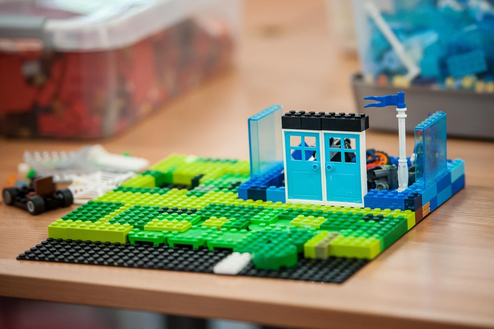 Zdjęcie w galerii na portalu naszraciborz.pl: Ciocia od Klocków na Zamku Piastowskim. Warsztaty LEGO w ramach Wakacji w Powiecie wiadomości z regionu