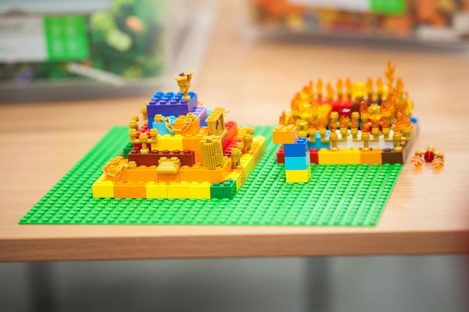 Zdjęcie w galerii na portalu naszraciborz.pl: Ciocia od Klocków na Zamku Piastowskim. Warsztaty LEGO w ramach Wakacji w Powiecie wiadomości z regionu