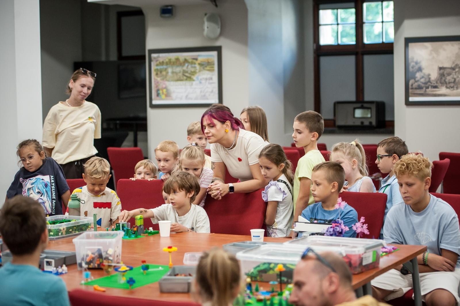 Zdjęcie w galerii na portalu naszraciborz.pl: Ciocia od Klocków na Zamku Piastowskim. Warsztaty LEGO w ramach Wakacji w Powiecie wiadomości z regionu