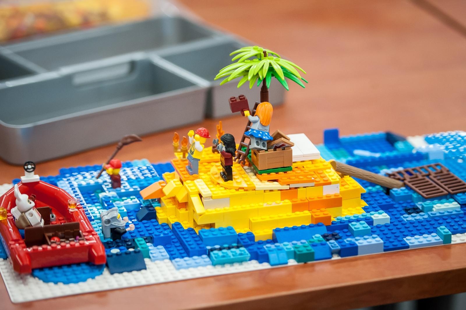 Zdjęcie w galerii na portalu naszraciborz.pl: Ciocia od Klocków na Zamku Piastowskim. Warsztaty LEGO w ramach Wakacji w Powiecie wiadomości z regionu