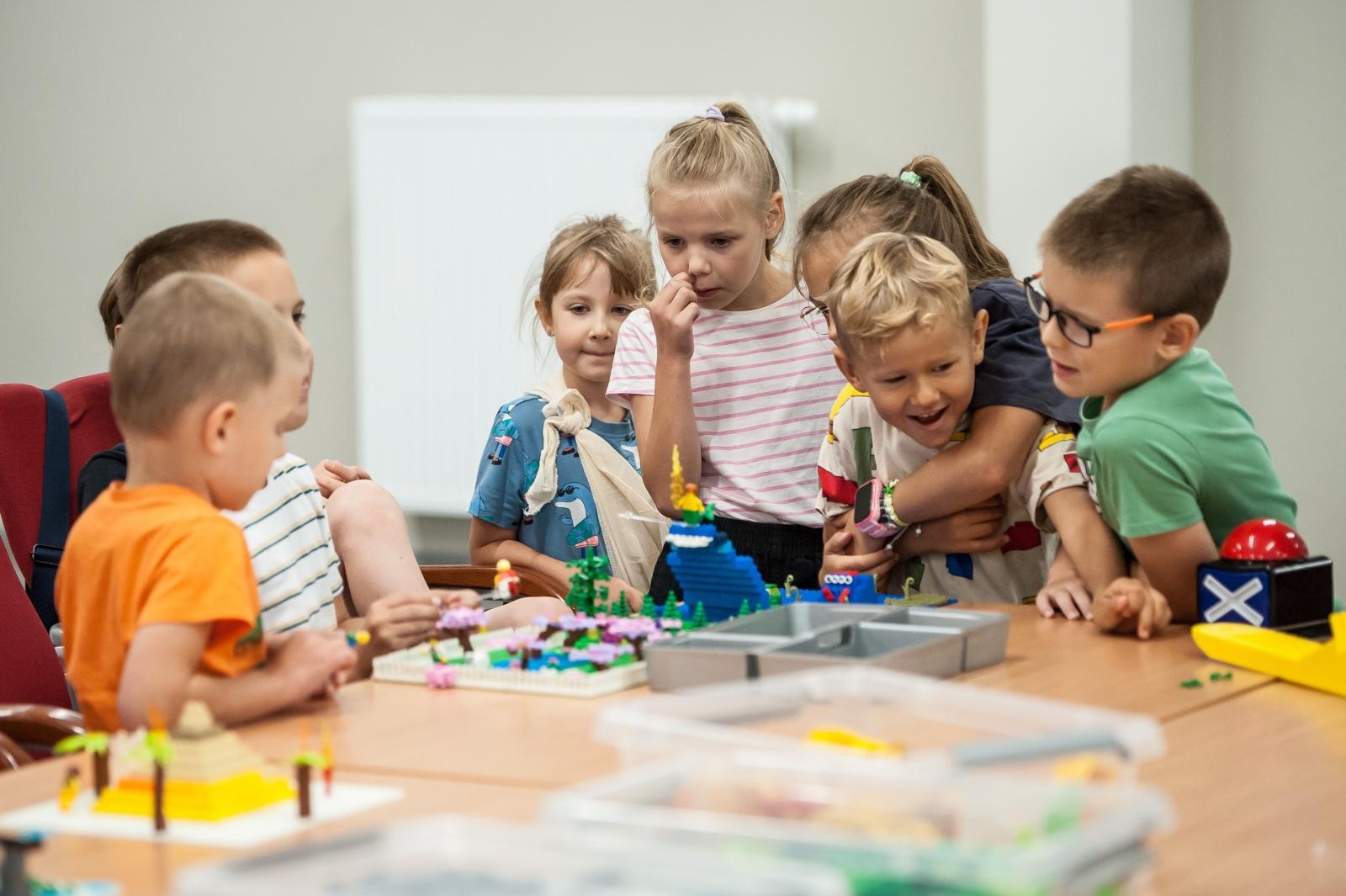 Zdjęcie w galerii na portalu naszraciborz.pl: Ciocia od Klocków na Zamku Piastowskim. Warsztaty LEGO w ramach Wakacji w Powiecie wiadomości z regionu