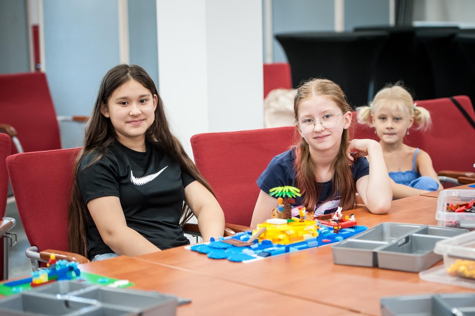 Zdjęcie w galerii na portalu naszraciborz.pl: Ciocia od Klocków na Zamku Piastowskim. Warsztaty LEGO w ramach Wakacji w Powiecie wiadomości z regionu