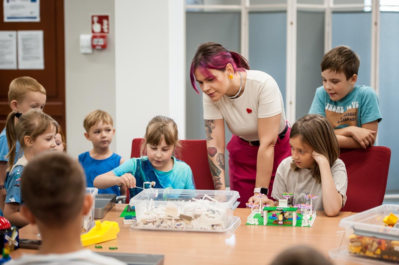 Zdjęcie w galerii na portalu naszraciborz.pl: Ciocia od Klocków na Zamku Piastowskim. Warsztaty LEGO w ramach Wakacji w Powiecie wiadomości z regionu