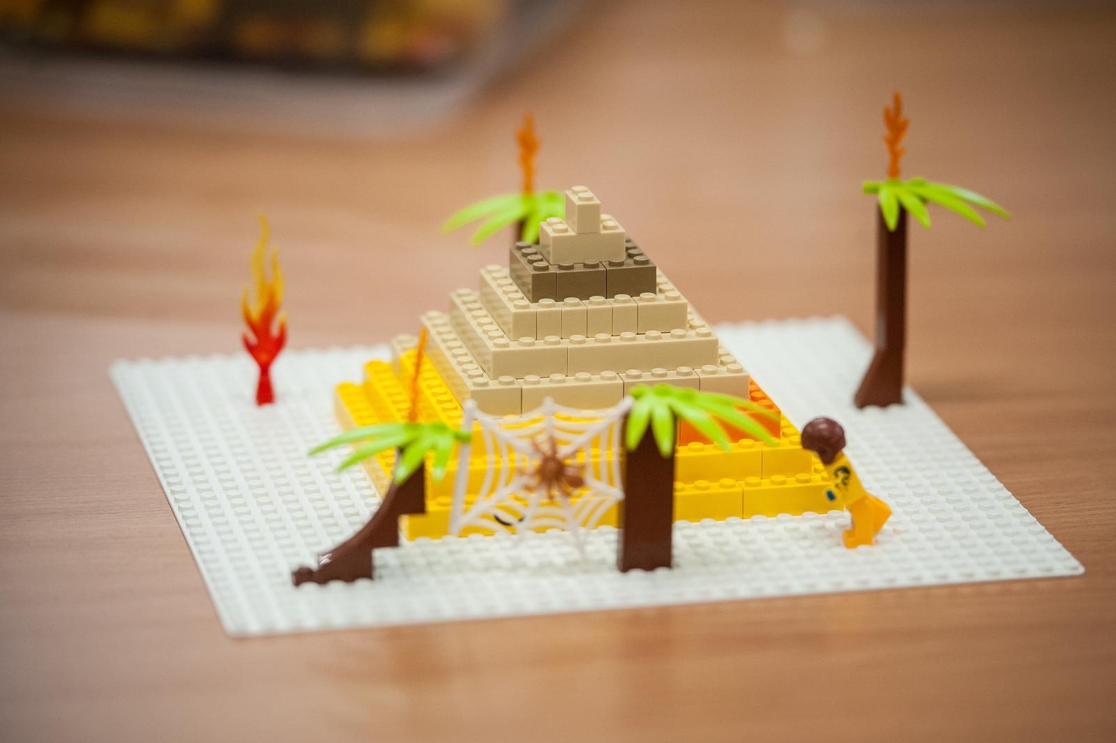 Zdjęcie w galerii na portalu naszraciborz.pl: Ciocia od Klocków na Zamku Piastowskim. Warsztaty LEGO w ramach Wakacji w Powiecie wiadomości z regionu