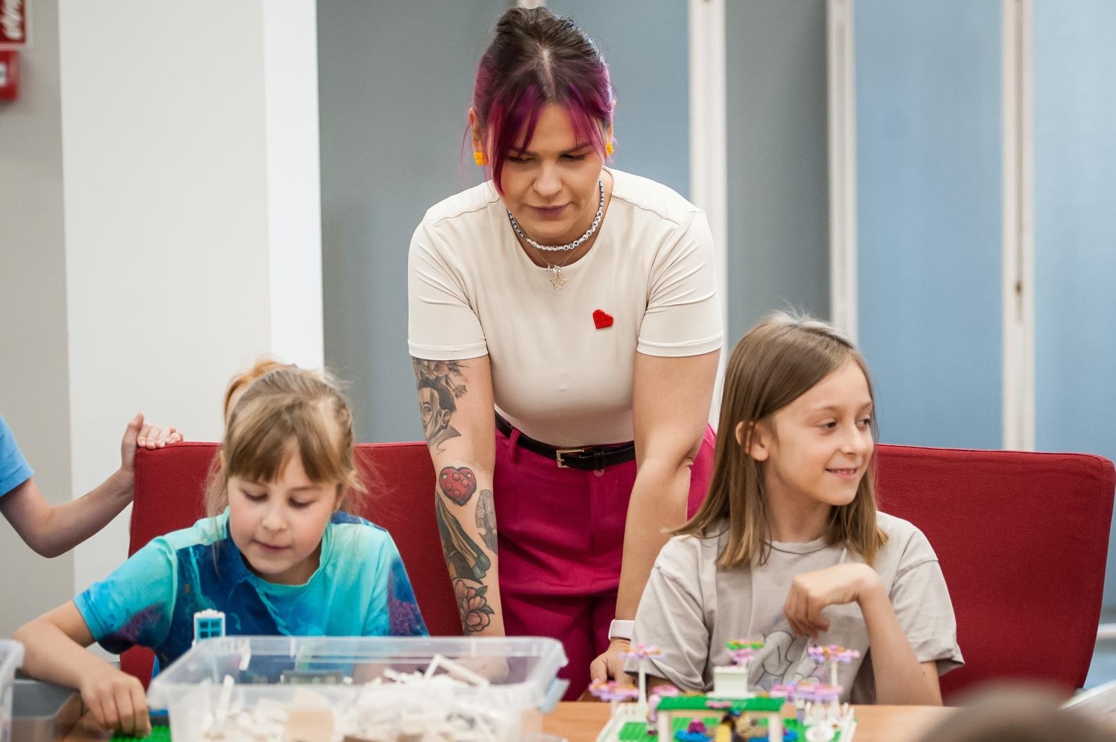 Zdjęcie w galerii na portalu naszraciborz.pl: Ciocia od Klocków na Zamku Piastowskim. Warsztaty LEGO w ramach Wakacji w Powiecie wiadomości z regionu