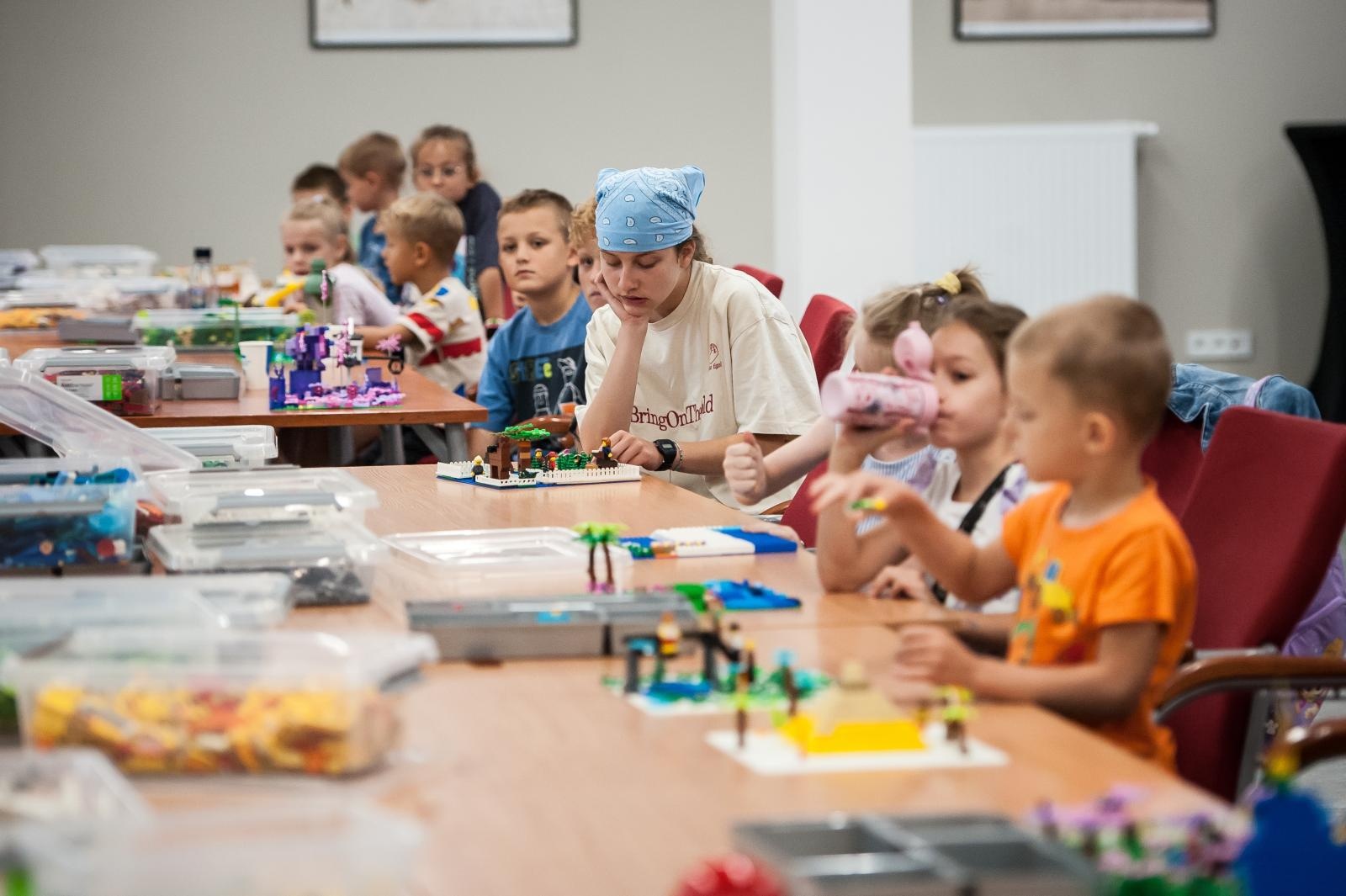 Zdjęcie w galerii na portalu naszraciborz.pl: Ciocia od Klocków na Zamku Piastowskim. Warsztaty LEGO w ramach Wakacji w Powiecie wiadomości z regionu