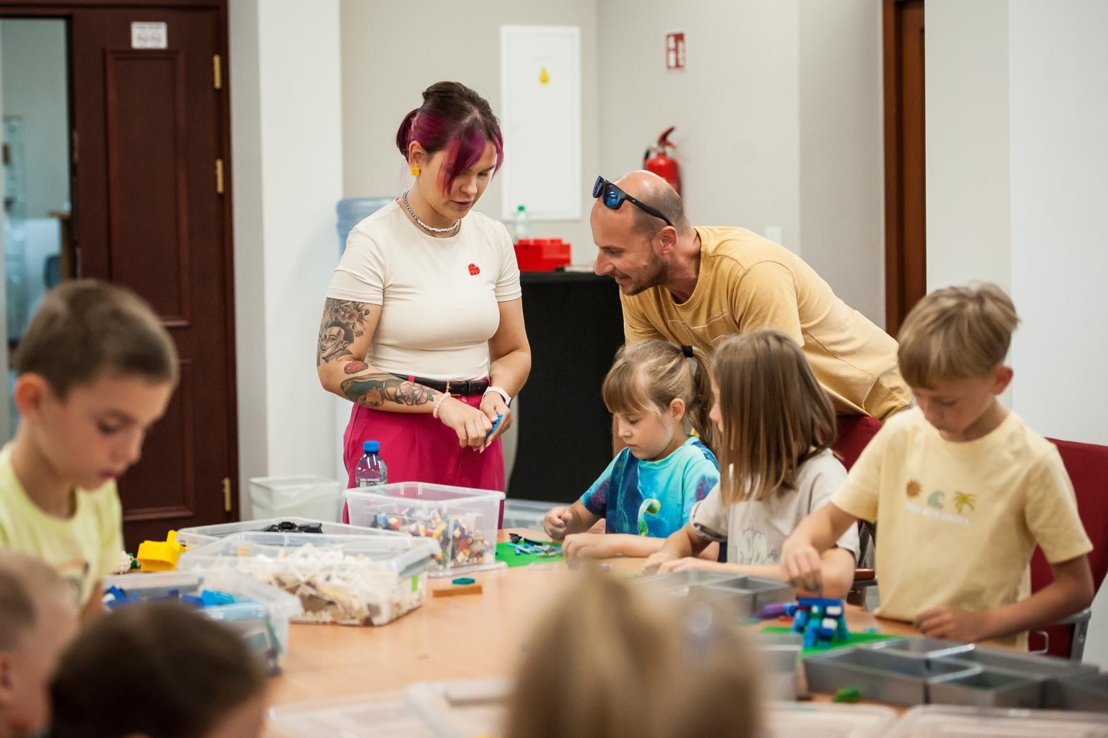 Zdjęcie w galerii na portalu naszraciborz.pl: Ciocia od Klocków na Zamku Piastowskim. Warsztaty LEGO w ramach Wakacji w Powiecie wiadomości z regionu