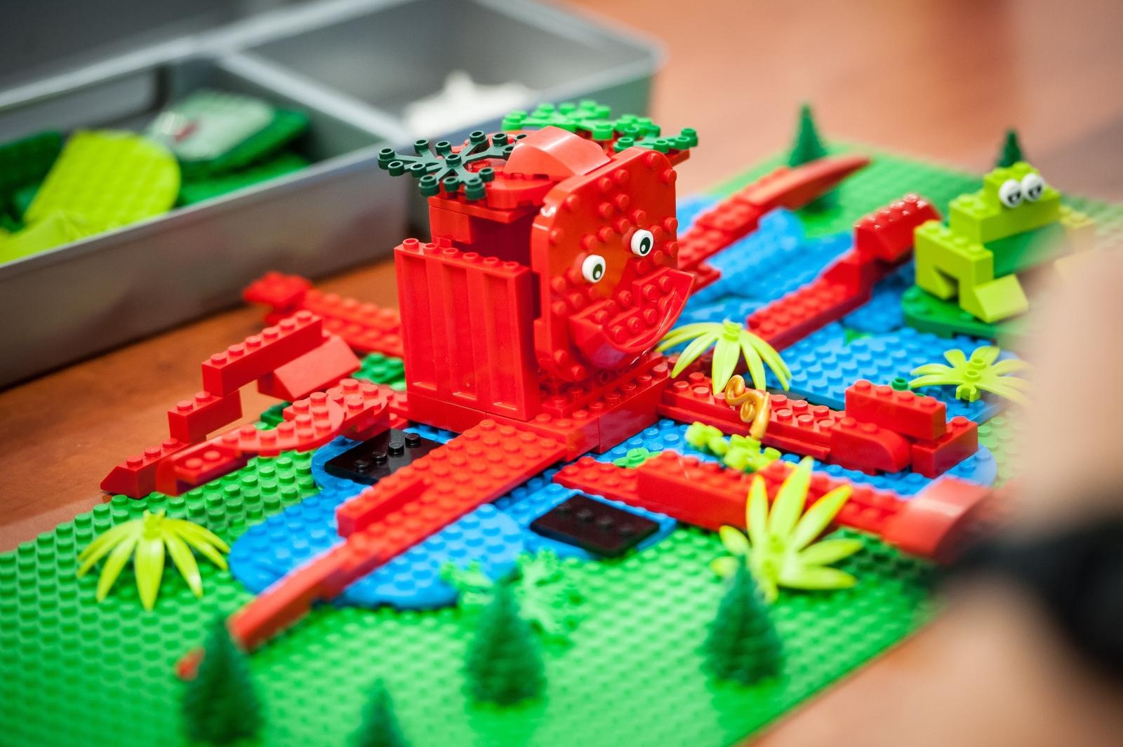 Zdjęcie w galerii na portalu naszraciborz.pl: Ciocia od Klocków na Zamku Piastowskim. Warsztaty LEGO w ramach Wakacji w Powiecie wiadomości z regionu