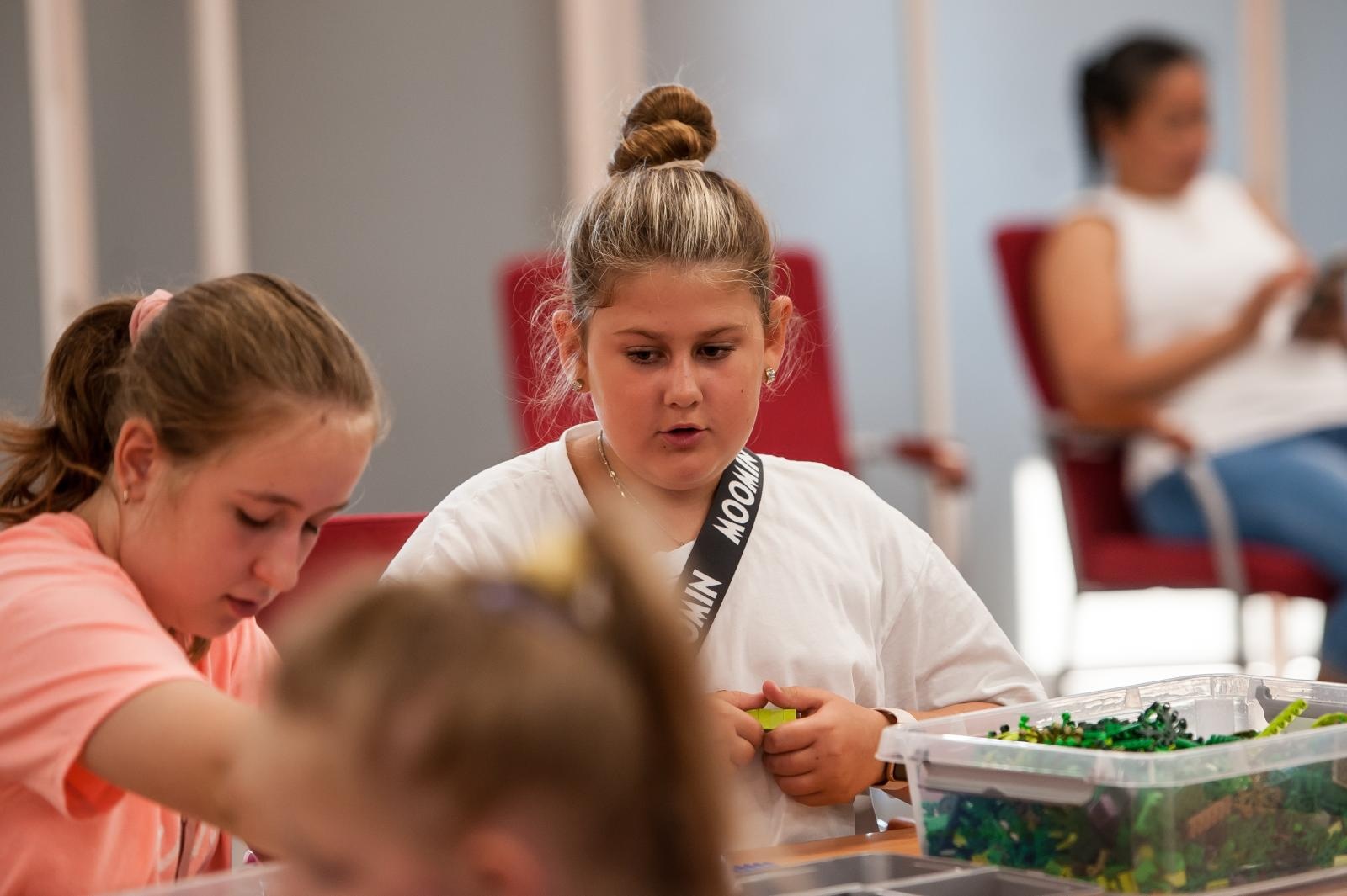 Zdjęcie w galerii na portalu naszraciborz.pl: Ciocia od Klocków na Zamku Piastowskim. Warsztaty LEGO w ramach Wakacji w Powiecie wiadomości z regionu