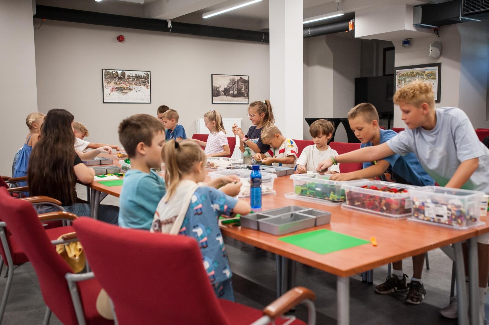 Zdjęcie w galerii na portalu naszraciborz.pl: Ciocia od Klocków na Zamku Piastowskim. Warsztaty LEGO w ramach Wakacji w Powiecie wiadomości z regionu