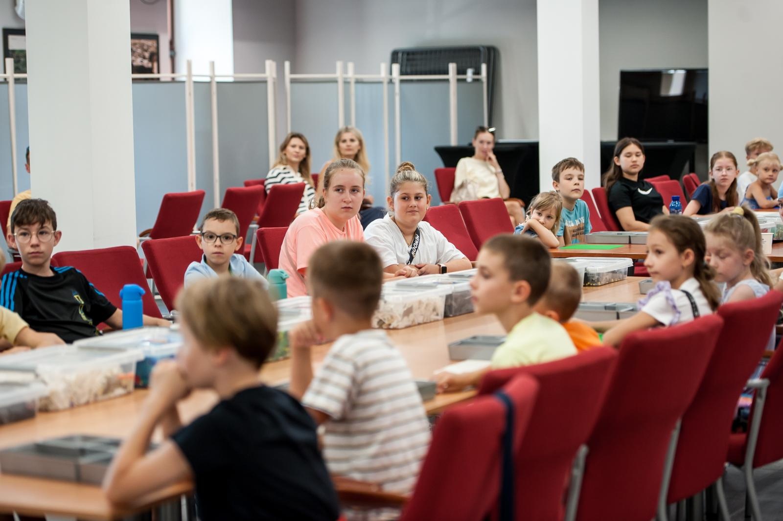 Zdjęcie w galerii na portalu naszraciborz.pl: Ciocia od Klocków na Zamku Piastowskim. Warsztaty LEGO w ramach Wakacji w Powiecie wiadomości z regionu