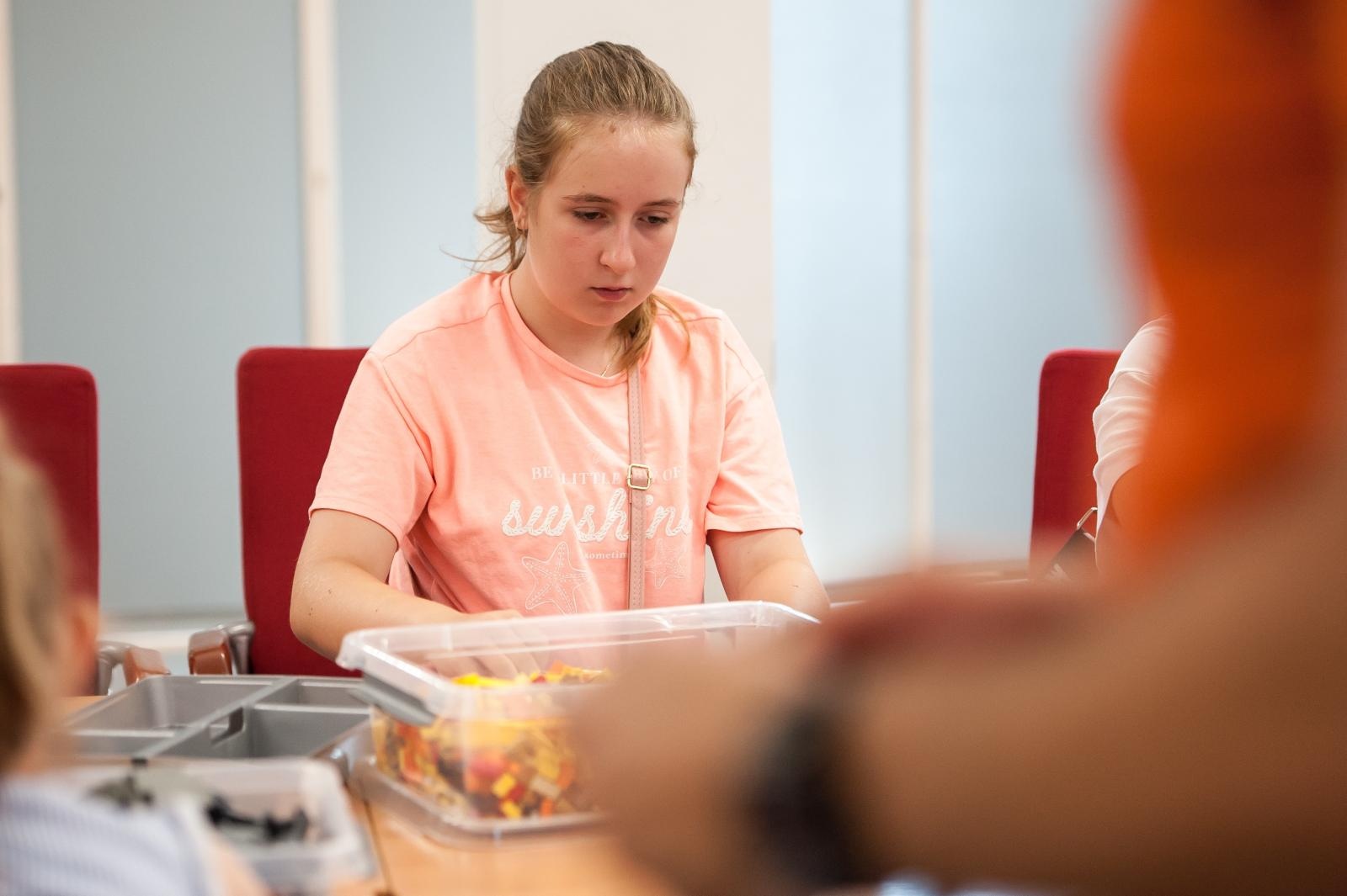 Zdjęcie w galerii na portalu naszraciborz.pl: Ciocia od Klocków na Zamku Piastowskim. Warsztaty LEGO w ramach Wakacji w Powiecie wiadomości z regionu