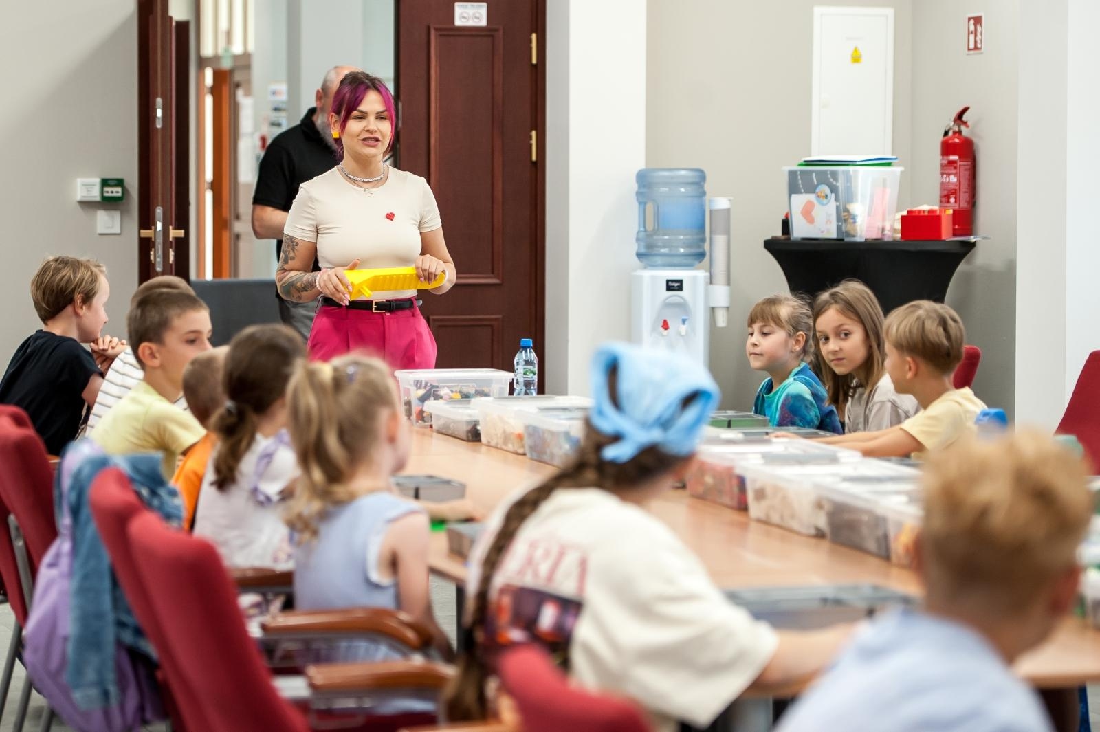 Zdjęcie w galerii na portalu naszraciborz.pl: Ciocia od Klocków na Zamku Piastowskim. Warsztaty LEGO w ramach Wakacji w Powiecie wiadomości z regionu