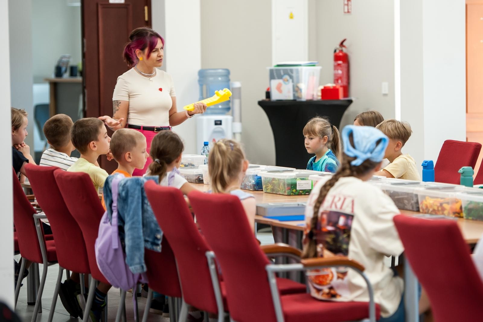 Zdjęcie w galerii na portalu naszraciborz.pl: Ciocia od Klocków na Zamku Piastowskim. Warsztaty LEGO w ramach Wakacji w Powiecie wiadomości z regionu