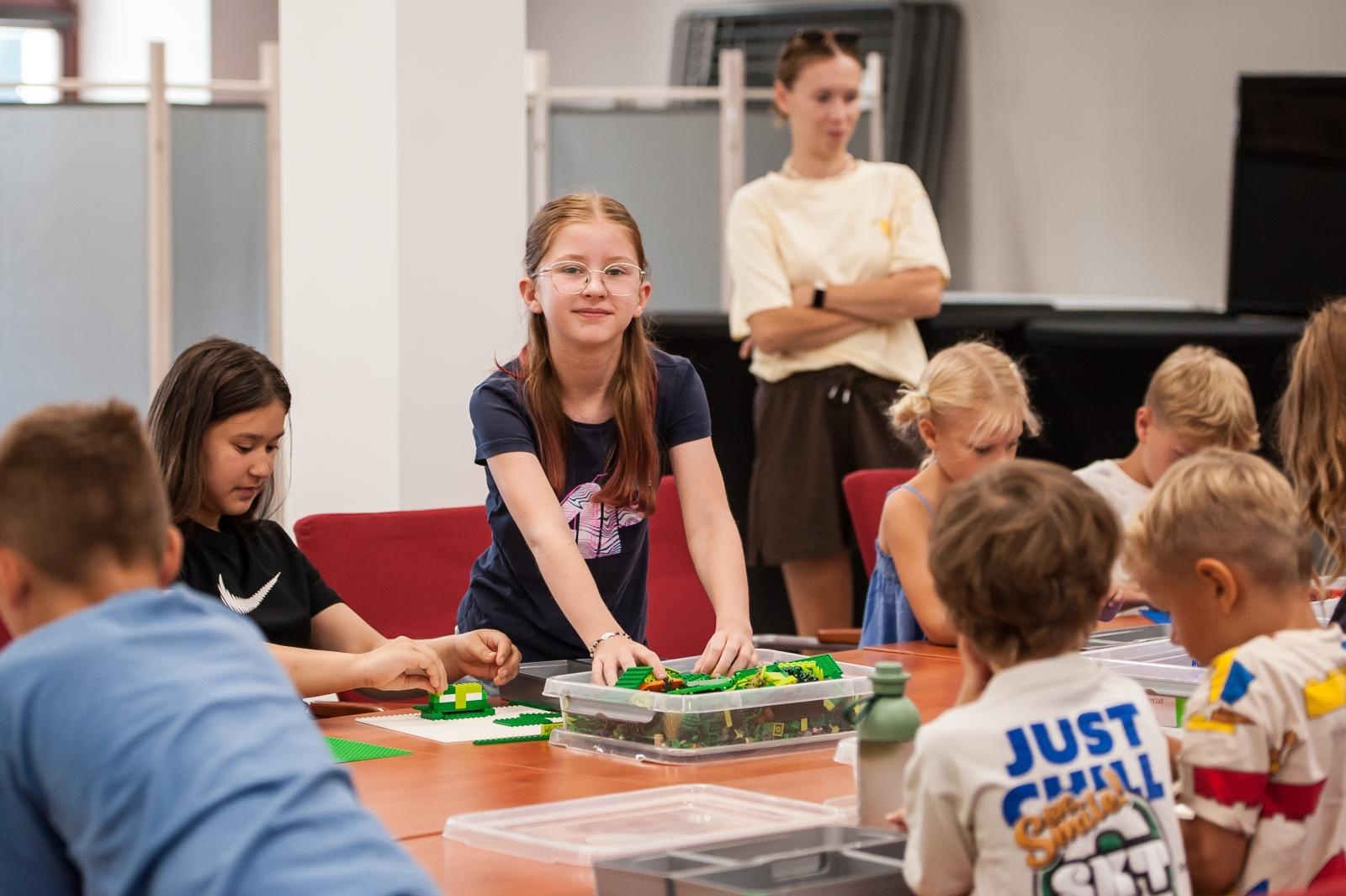 Zdjęcie w galerii na portalu naszraciborz.pl: Ciocia od Klocków na Zamku Piastowskim. Warsztaty LEGO w ramach Wakacji w Powiecie wiadomości z regionu