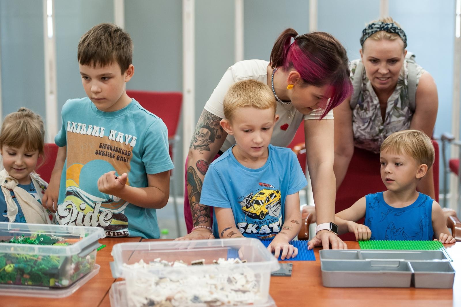 Zdjęcie w galerii na portalu naszraciborz.pl: Ciocia od Klocków na Zamku Piastowskim. Warsztaty LEGO w ramach Wakacji w Powiecie wiadomości z regionu