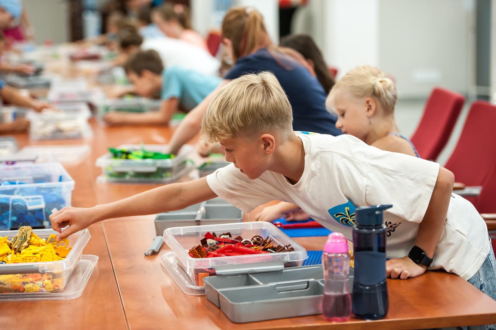 Zdjęcie w galerii na portalu naszraciborz.pl: Ciocia od Klocków na Zamku Piastowskim. Warsztaty LEGO w ramach Wakacji w Powiecie wiadomości z regionu