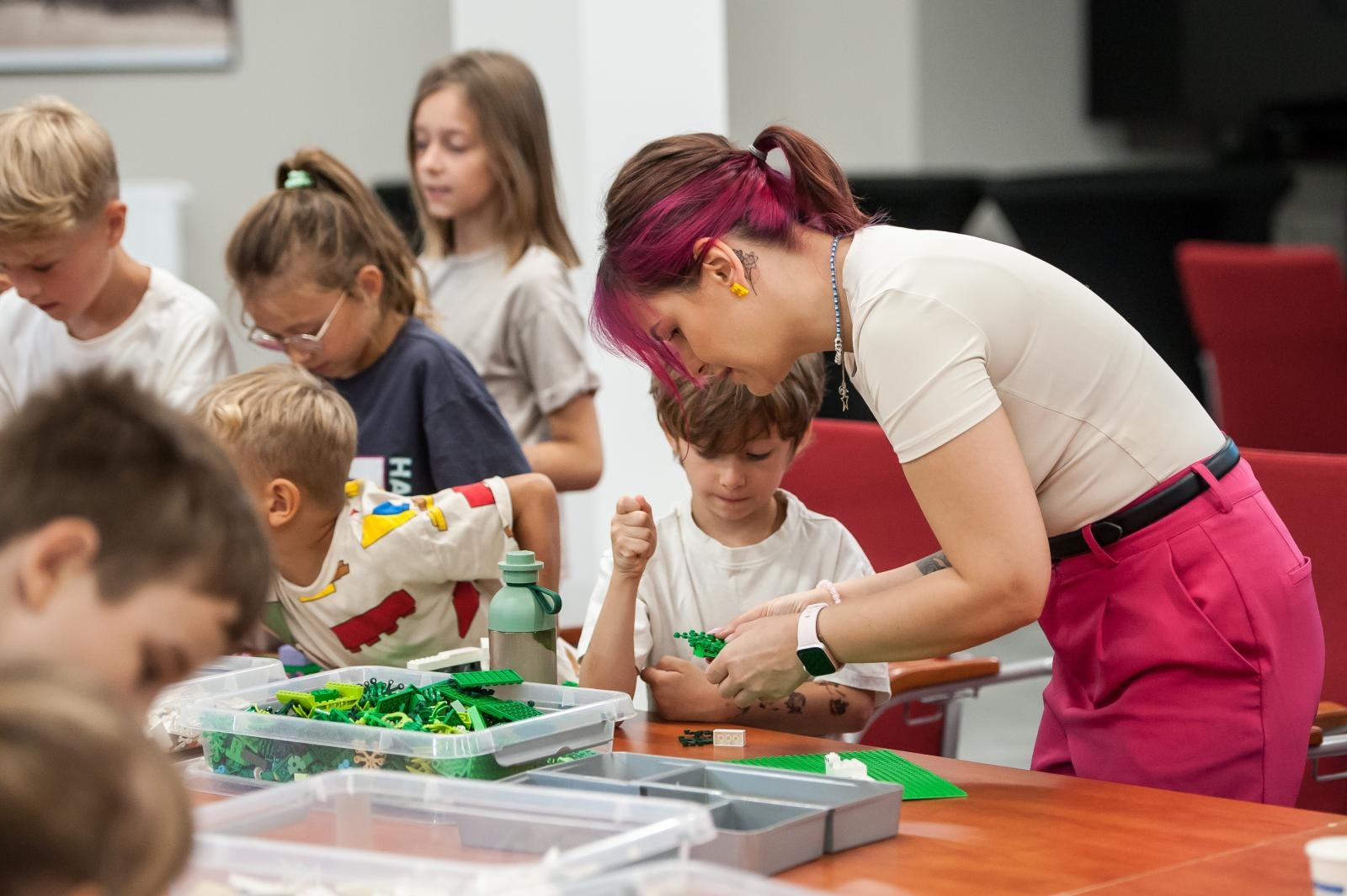 Zdjęcie w galerii na portalu naszraciborz.pl: Ciocia od Klocków na Zamku Piastowskim. Warsztaty LEGO w ramach Wakacji w Powiecie wiadomości z regionu