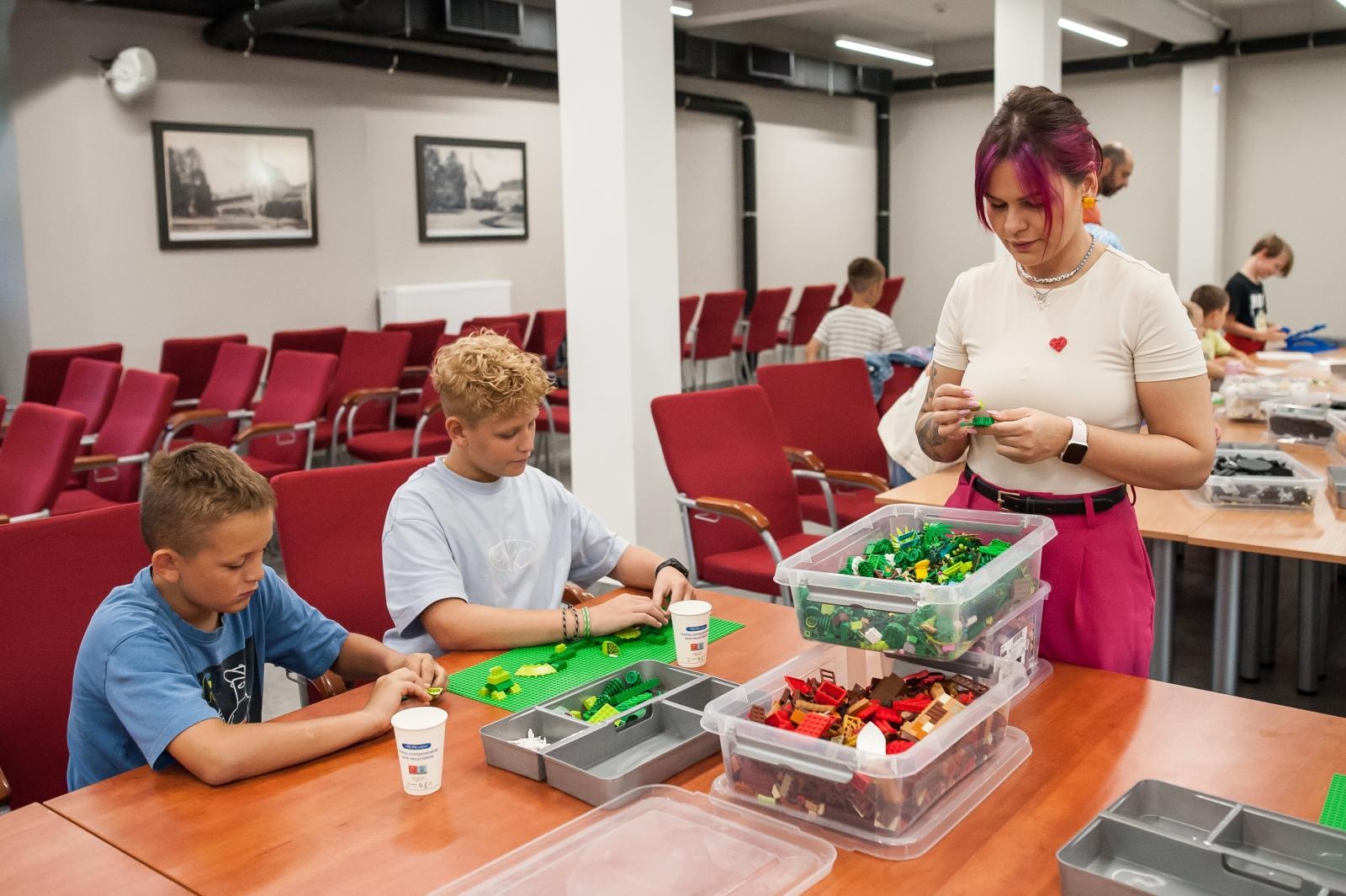 Zdjęcie w galerii na portalu naszraciborz.pl: Ciocia od Klocków na Zamku Piastowskim. Warsztaty LEGO w ramach Wakacji w Powiecie wiadomości z regionu
